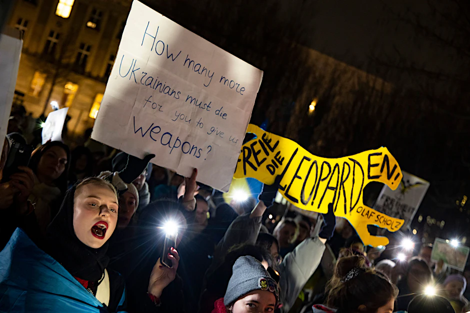 Menschen demonstrieren für die Lieferung von Leopard-Panzer und Waffen an die Ukraine vor dem Kanzleramt in Berlin am 20. Januar 2023.