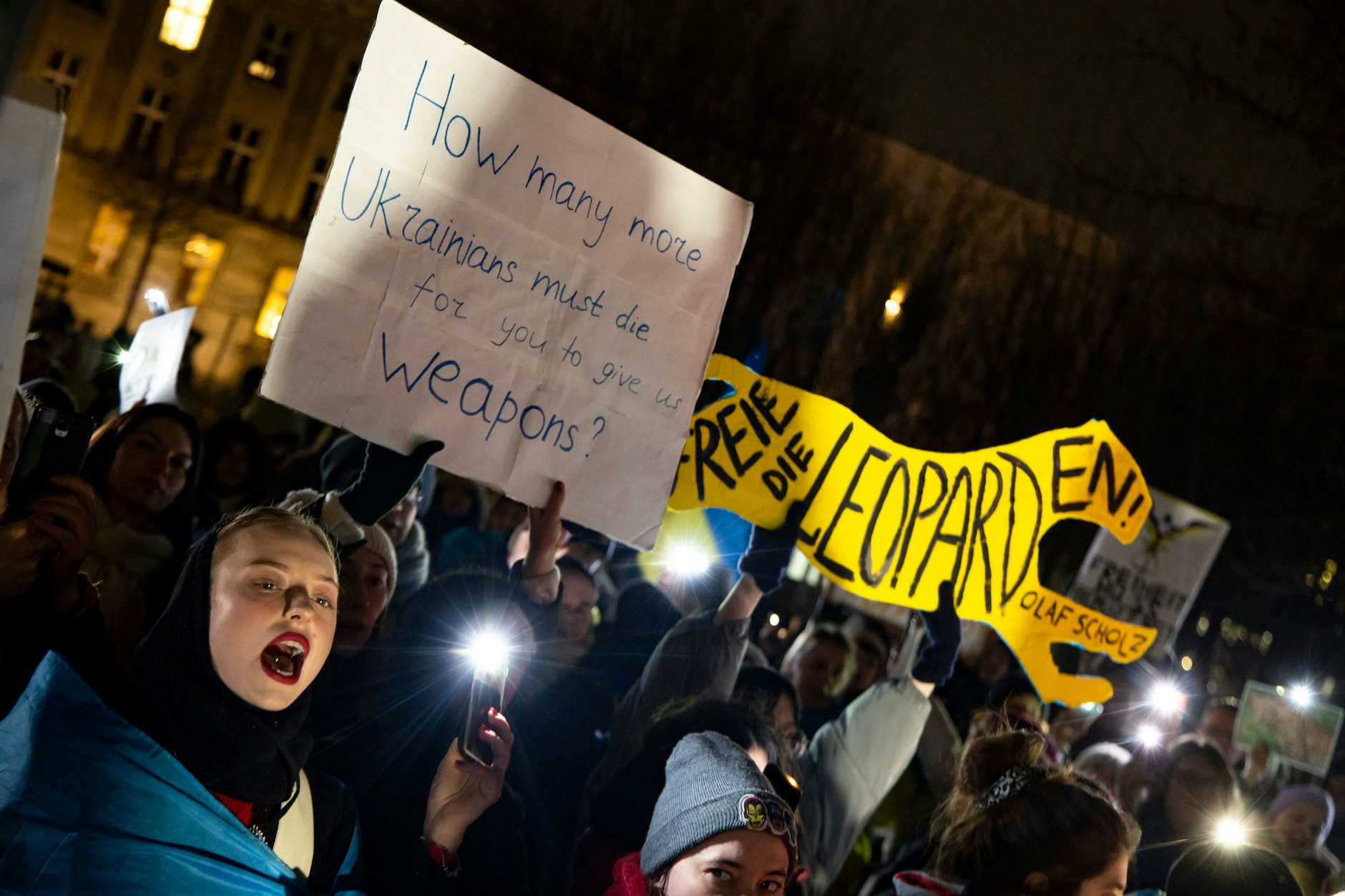 Menschen demonstrieren für die Lieferung von Leopard-Panzer und Waffen an die Ukraine vor dem Kanzleramt in Berlin am 20. Januar 2023.