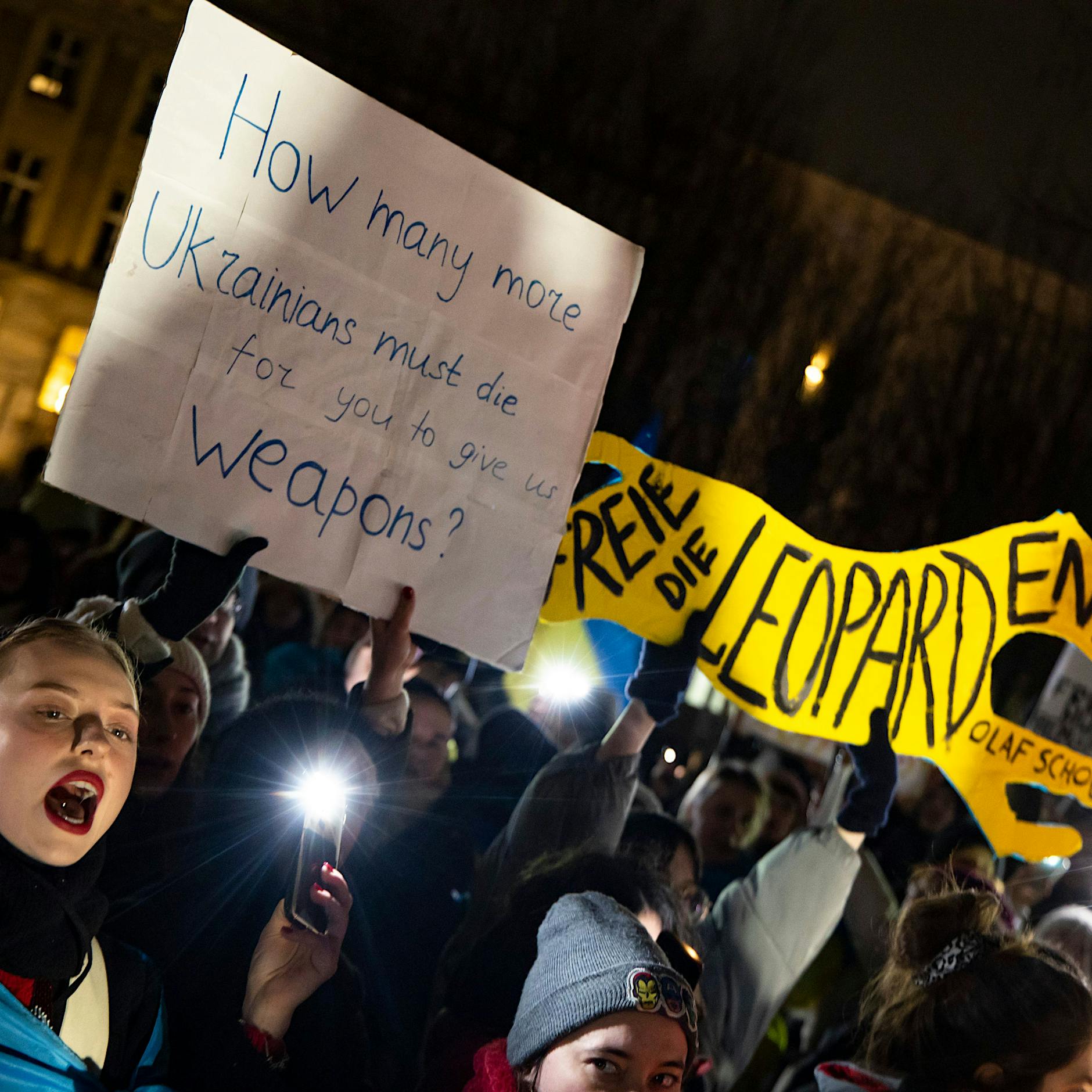 „Wie viele Ukrainer müssen noch sterben?!“: Hunderte bei Demo für Leopard-Panzer