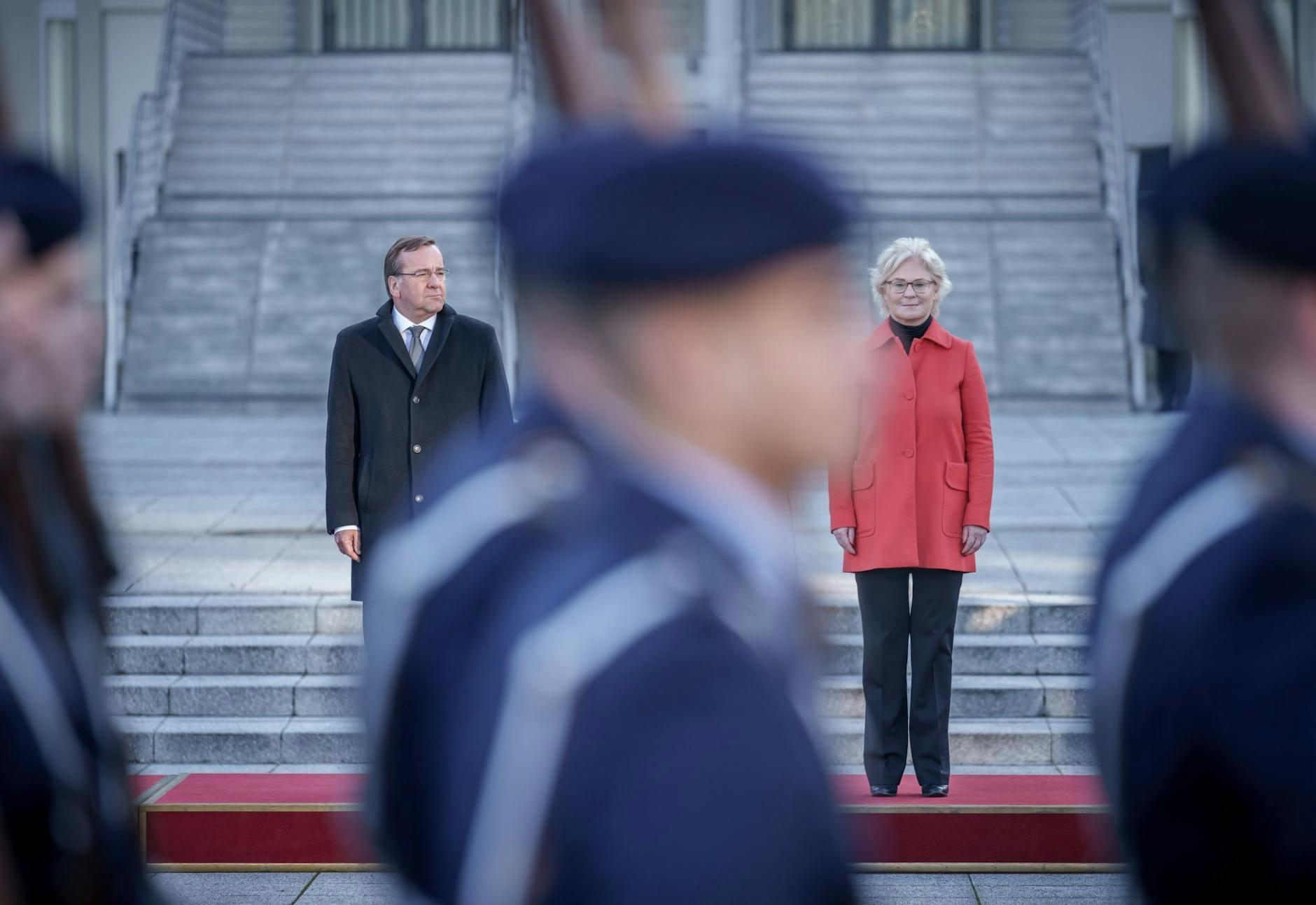 Neu trifft auf ehemalig: Verteidigungsminister Boris Pistorius und seine Amtsvorgängerin Christine Lambrecht beim Empfang im Verteidigungsministerium.