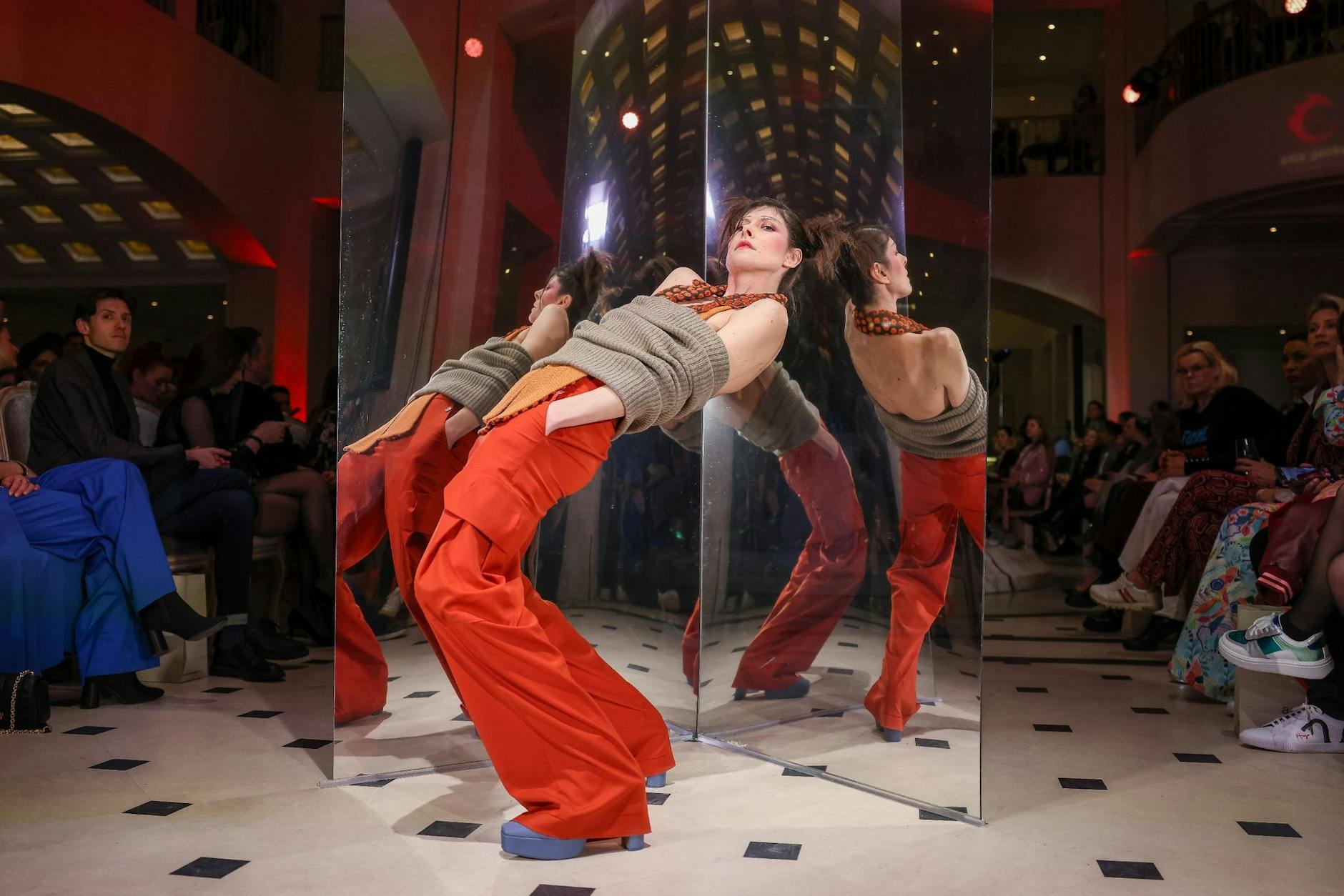 Fashion Week in Berlin: Ein Model zeigt Kreationen des Labels Anja Gockel bei der Offsite-Modenschau im Hotel Adlon Kempinski Berlin.