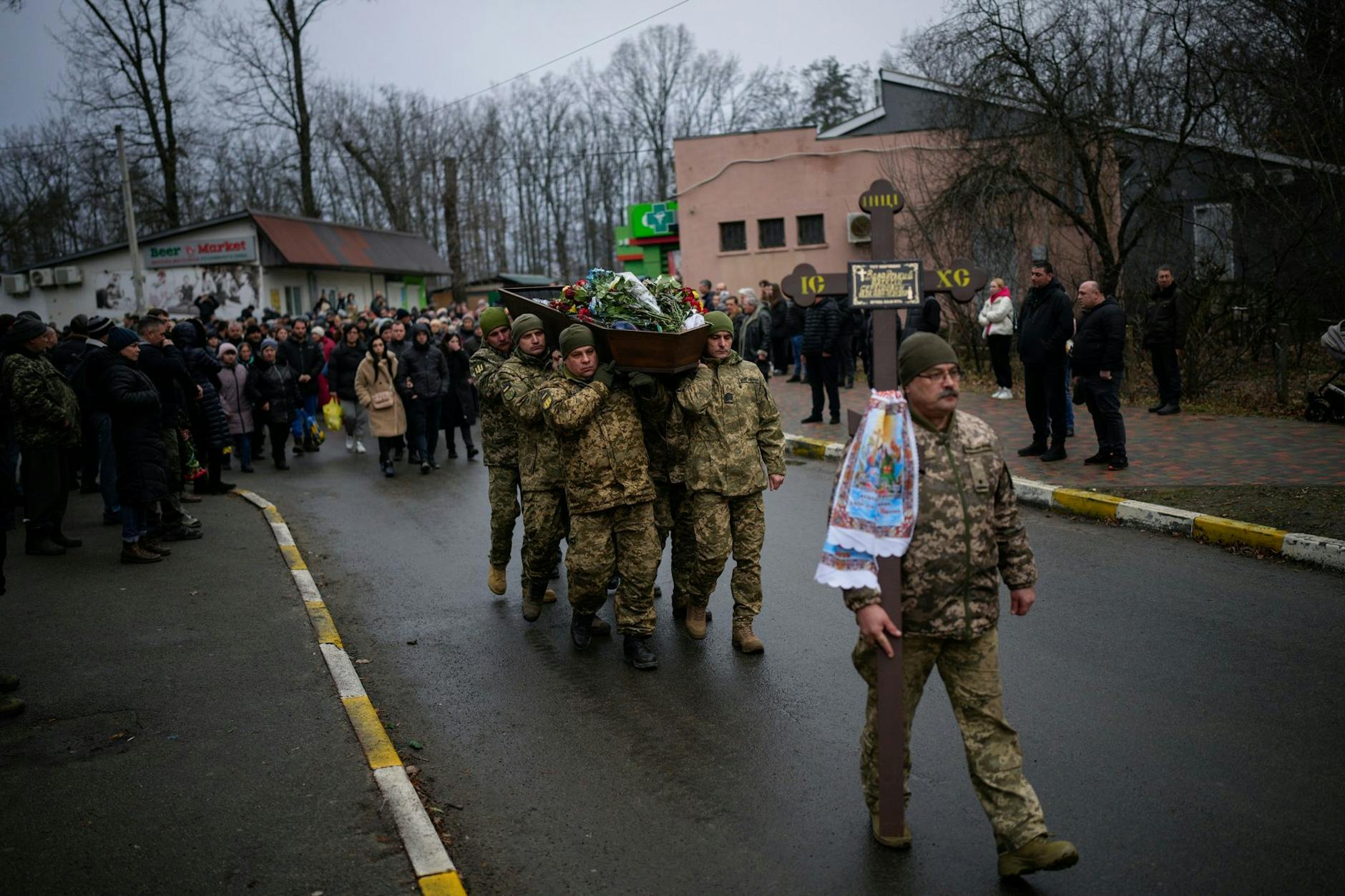 Ukrainische Soldaten tragen den Sarg eines Kameraden, der in Bachmut im Kampf gefallen ist. 