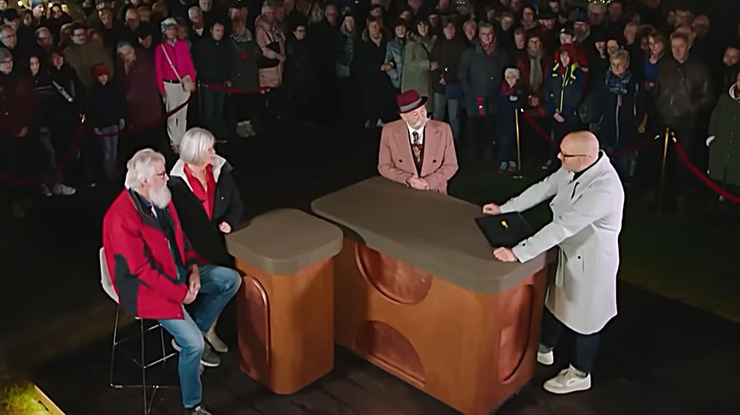 Das Ehepaar bei der Bares für Rares-Expertise - hier schätzt Experte Sven Deutschmanek, wie wertvoll der Stein ist.