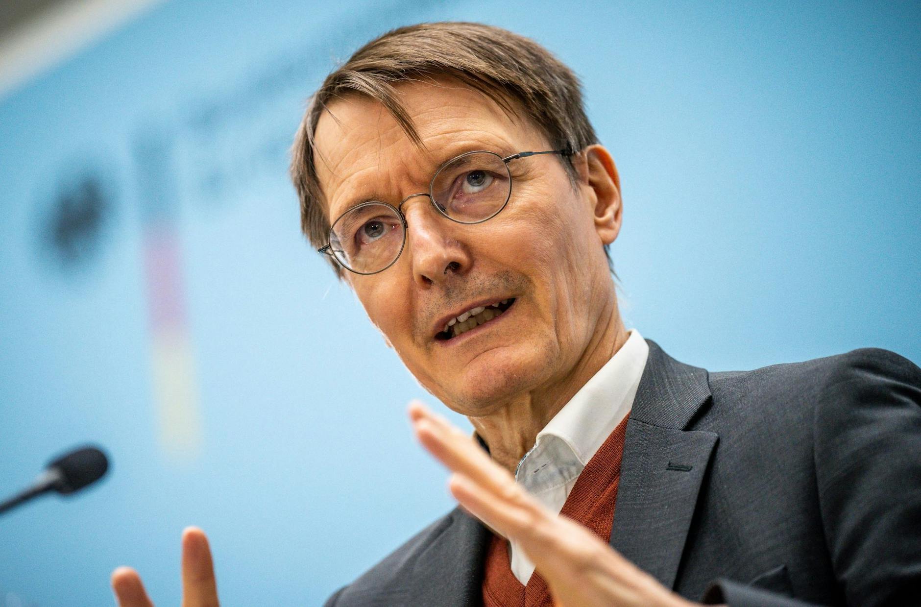 ARCHIV - Gesundheitsminister Karl Lauterbach sieht die aktuell geltenden rechtlichen Regeln zu Organspenden als gescheitert an.