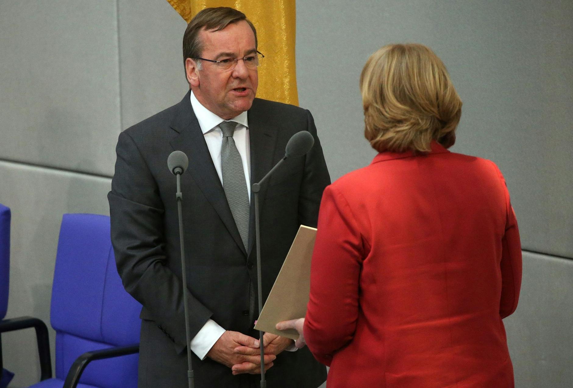 Boris Pistorius legt seinen Amtseid ab. Rechts: Bundestagspräsidentin Bärbel Bas.