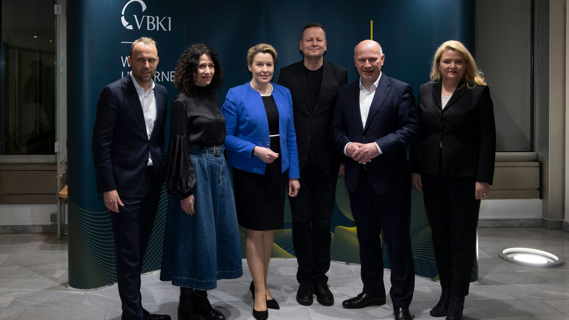 Die Spitzenkandidaten für die anstehende Wahl zum Abgeordnetenhaus (v.l.): Sebastian Czaja (FDP), Bettina Jarasch (Grüne), Franziska Giffey (SPD), Klaus Lederer (Linke), Kai Wegner (CDU) und Kristin Brinker (AfD) stellen sich im Ludwig-Erhard-Haus bei einer Diskussionsveranstaltung des Vereins Berliner Kaufleute und Industrieller (VBKI) und des Tagesspiegel den Fotografen.