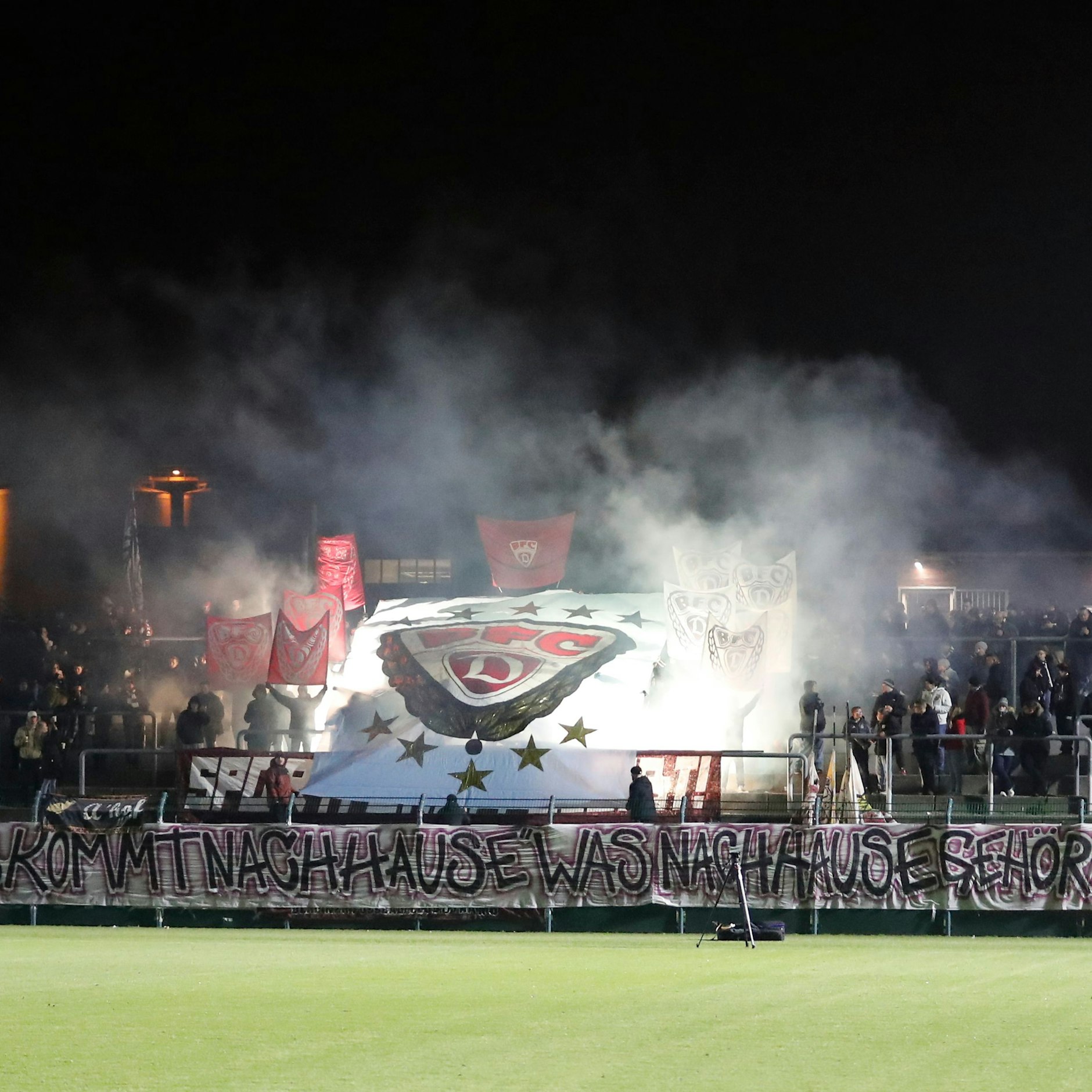Auferstanden aus Ruinen: Die BFC-Fans feierten die Heimkehr des Dynamo-Logos auf ihre Weise.&nbsp;