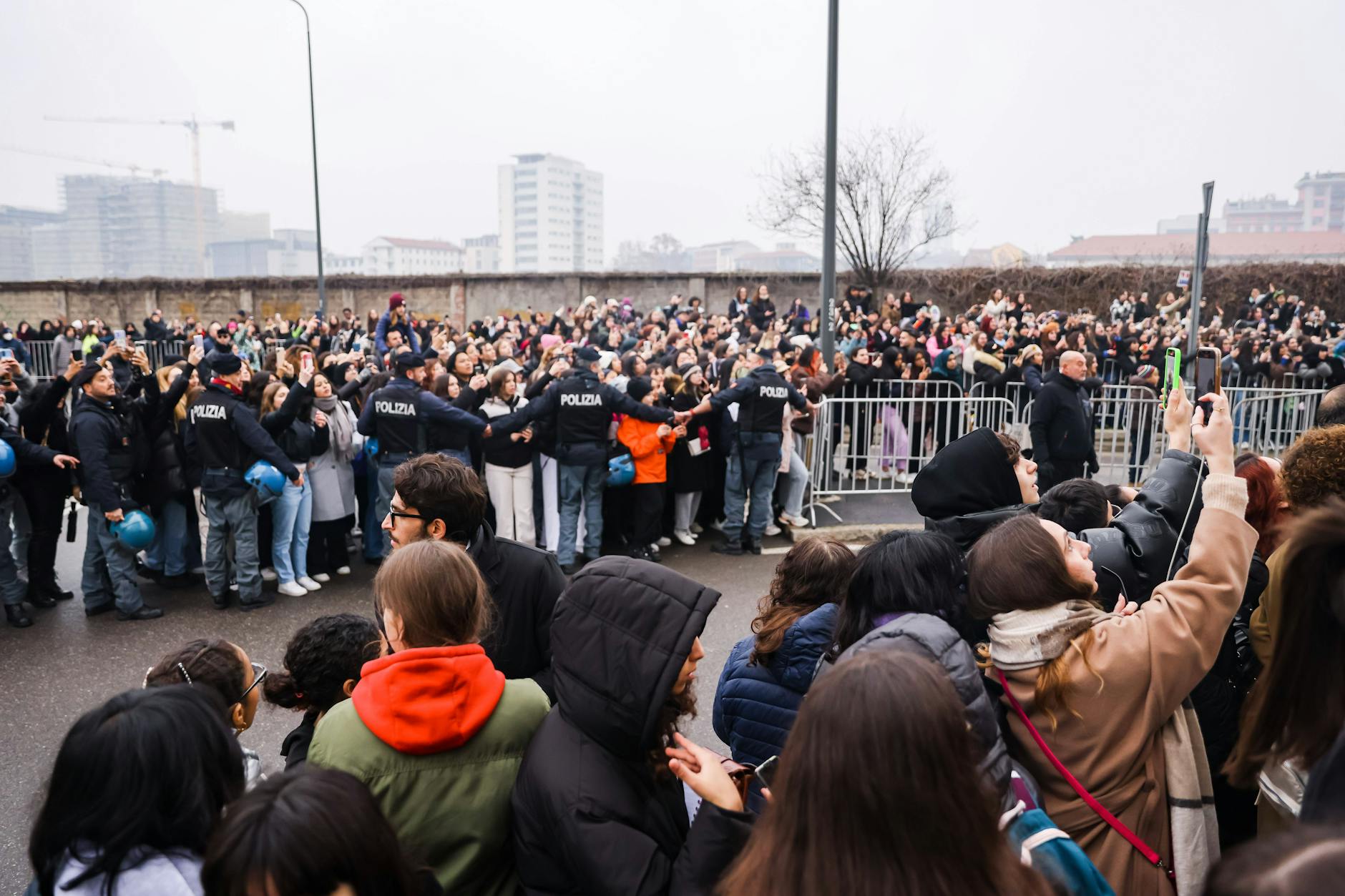 Auf der Via Lorenzini drängen sich die Teenager vor der Prada-Show, um den VIP-Gästen zuzujubeln.