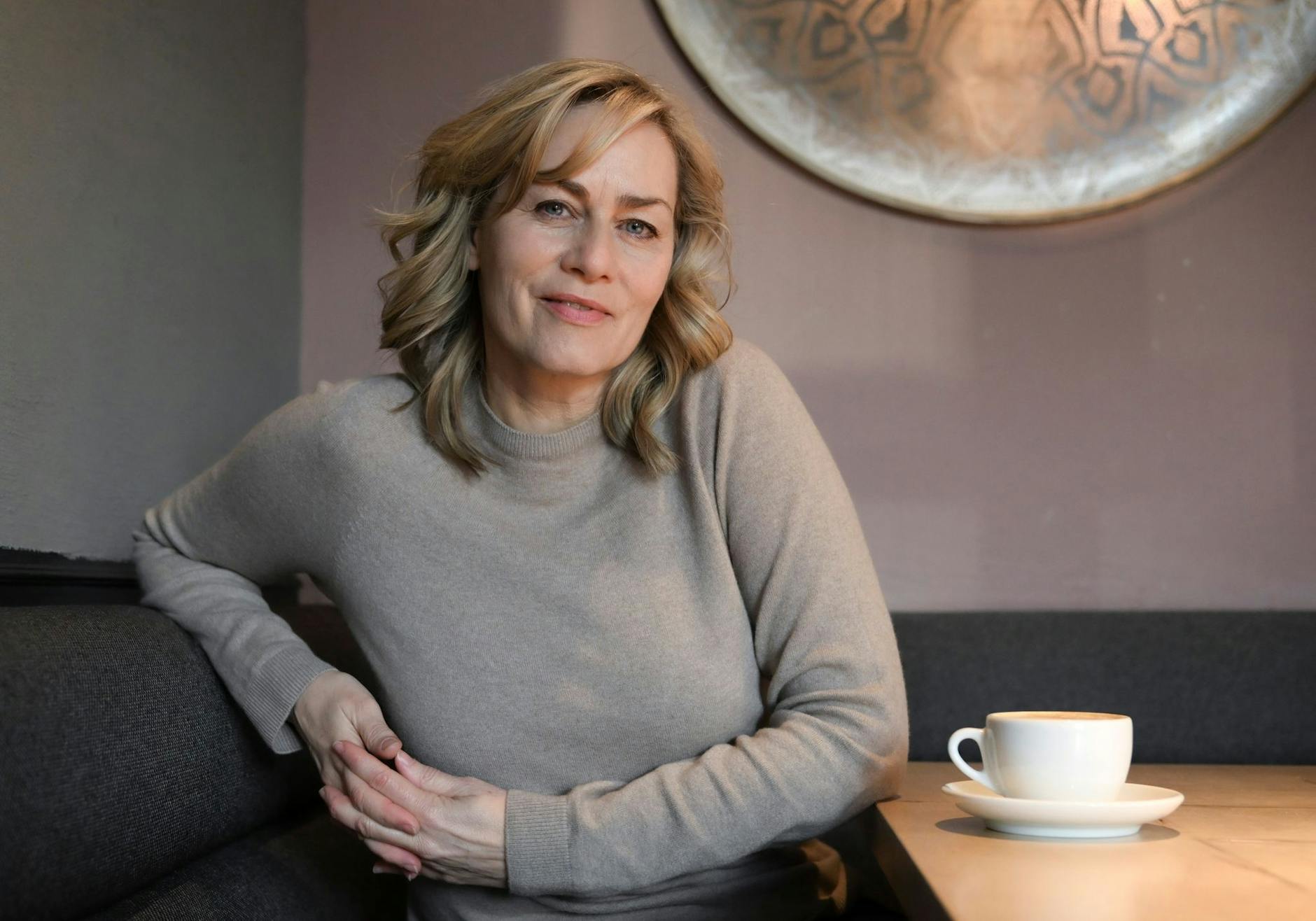 ARCHIV - Gesine Cukrowski spielt die Hotelchefin Eva de Vries.