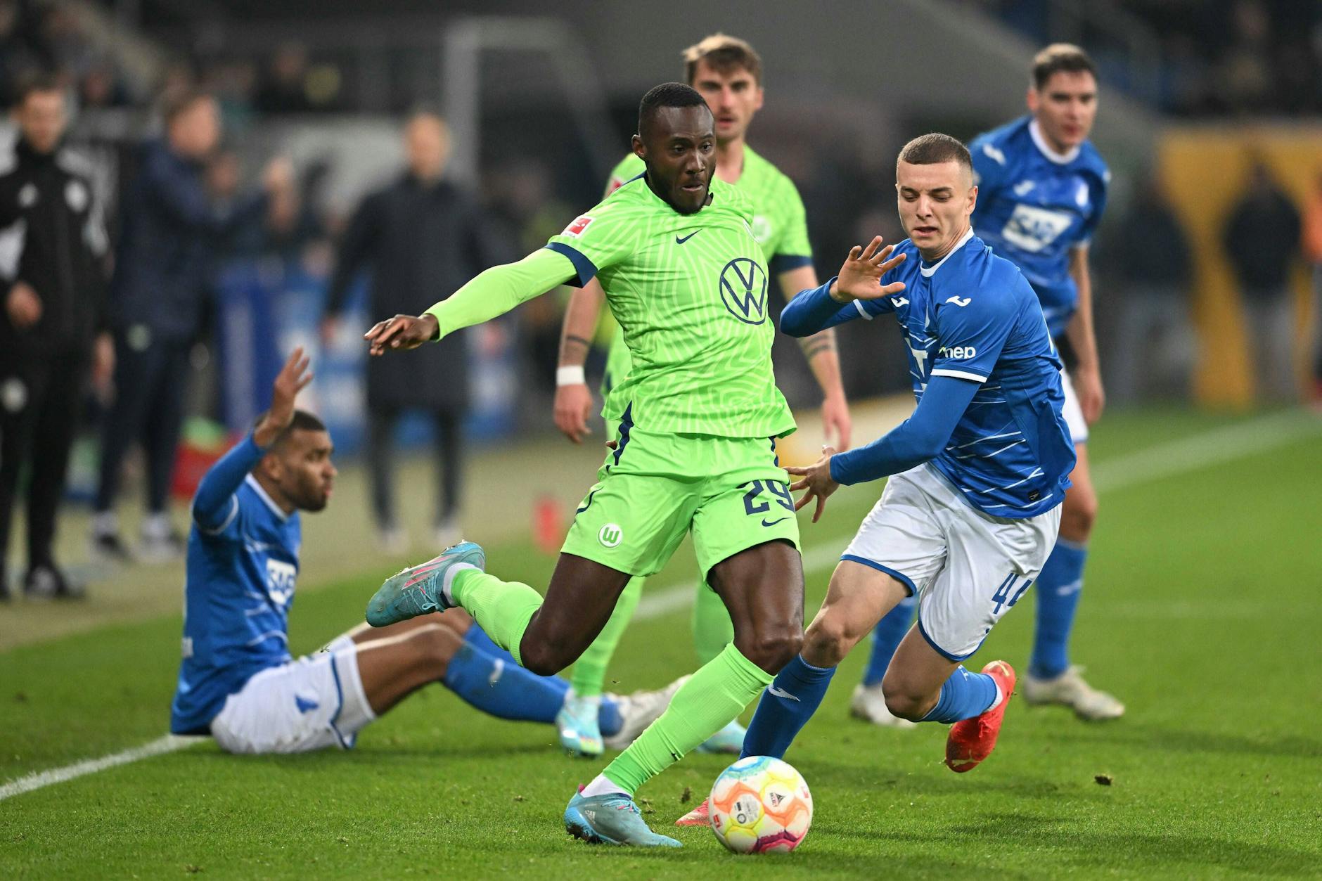 Fisnik Asllani (2.v.r.) wurde vor der langen Winterpause dreimal in Folge als Joker eingewechselt und durfte sich in der Bundesliga beweisen.