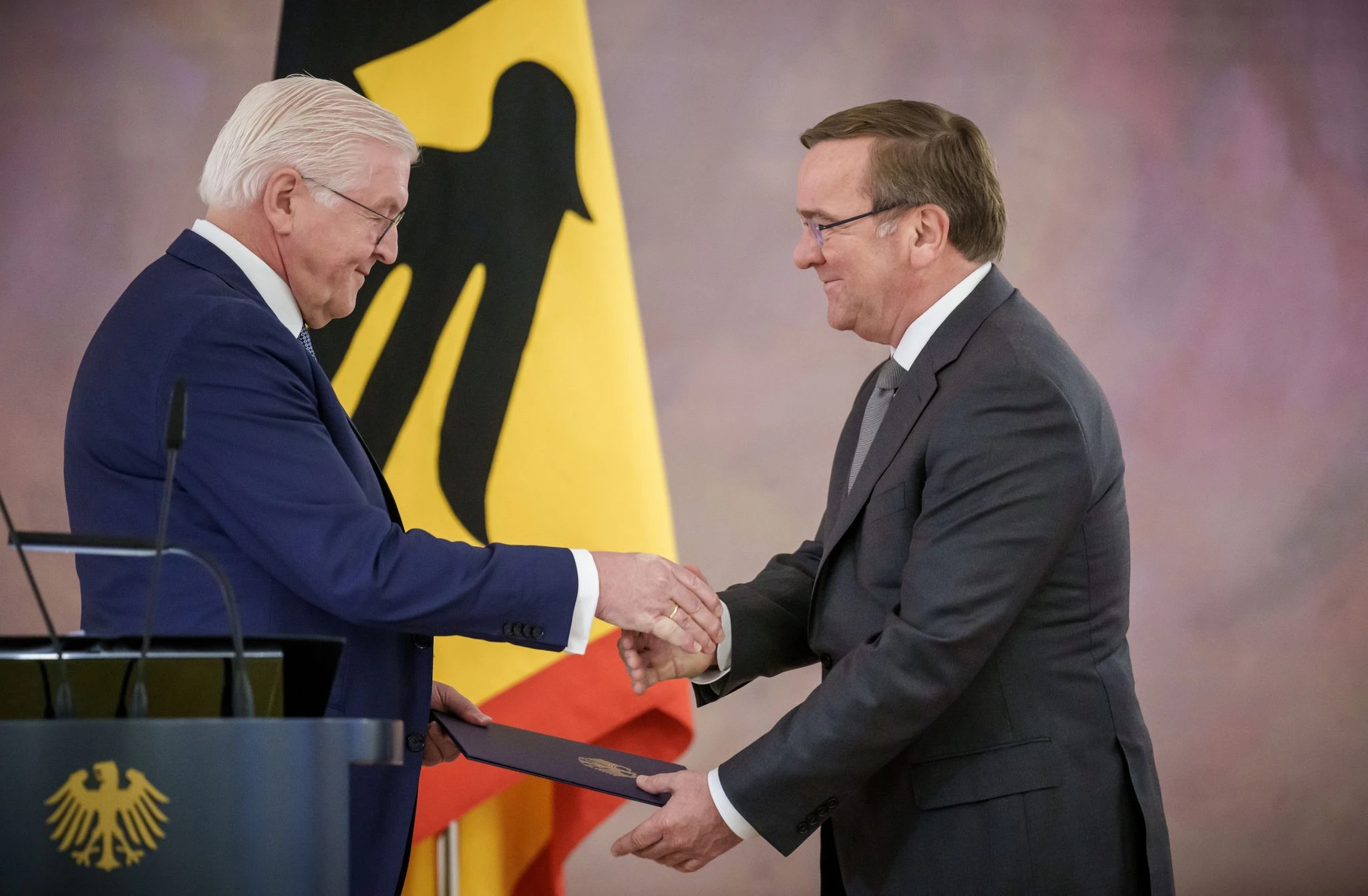 Bundespräsident Frank-Walter Steinmeier (l.) und Boris Pistorius im Schloss Bellevue in Berlin.  