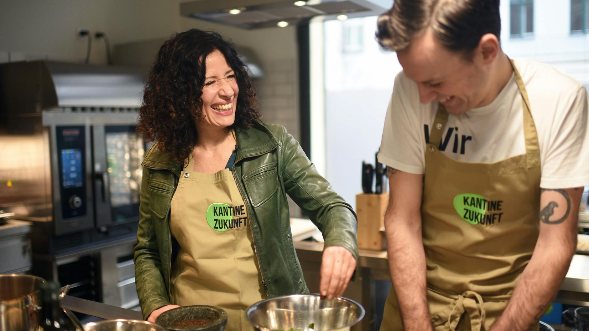 Bettina Jarasch im Wahlkampf in der Kantine der Zukunft in der Markthalle Neun in Kreuzberg. 