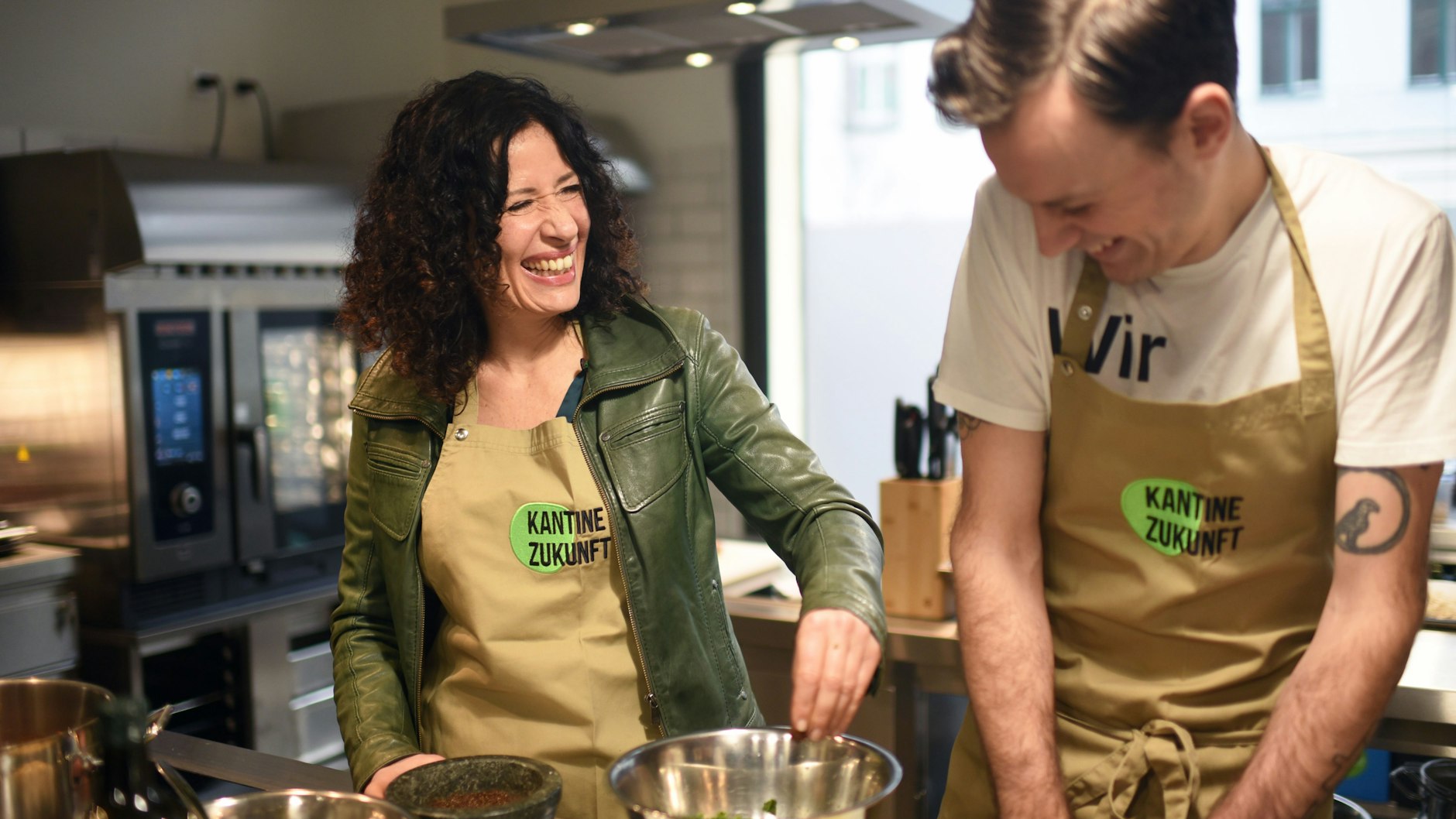Bettina Jarasch im Wahlkampf in der Kantine der Zukunft in der Markthalle Neun in Kreuzberg.&nbsp;