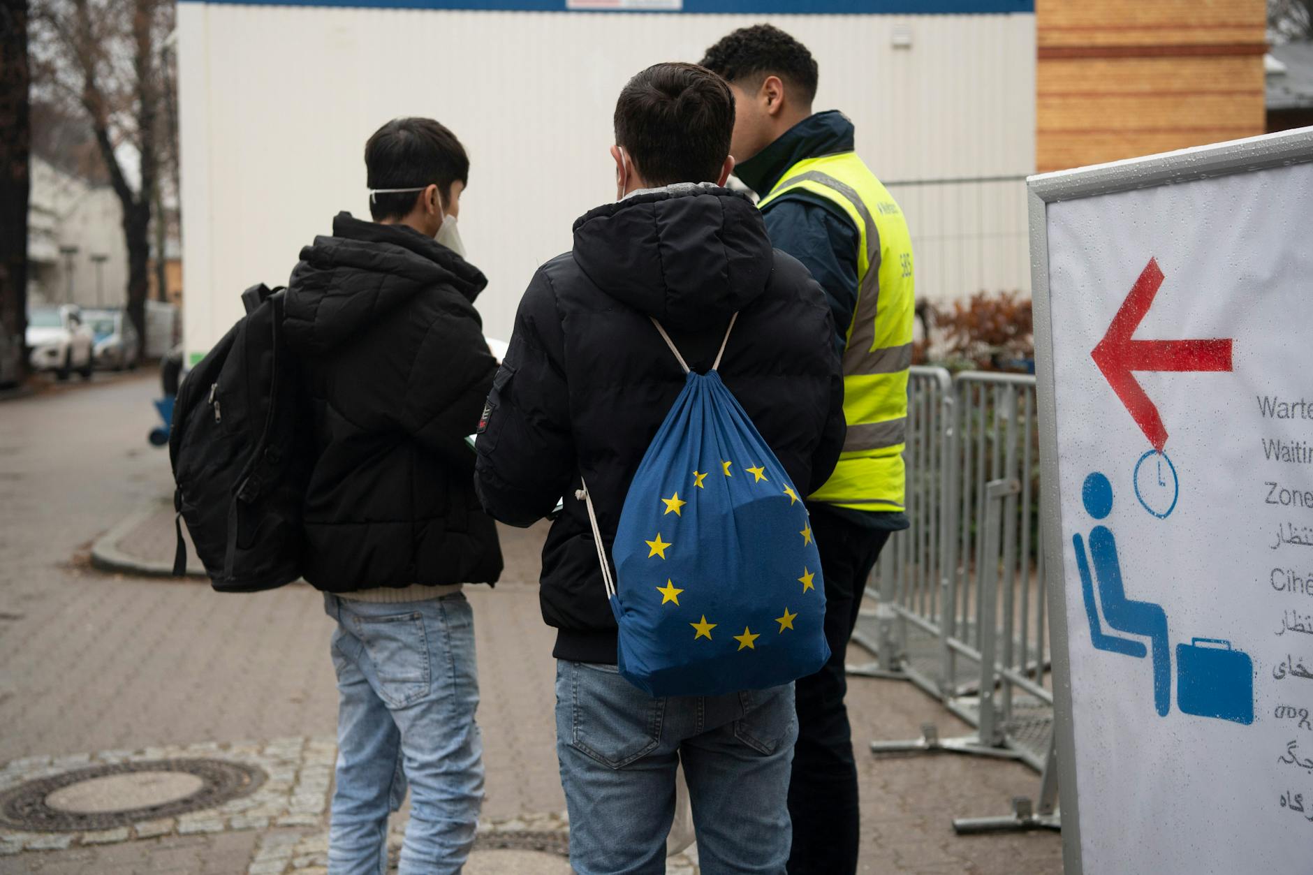 Flüchtlinge stehen auf dem Gelände der Erstaufnahmeeinrichtung des Landesamtes für Flüchtlingsangelegenheiten (LAF) in Reinickendorf. 