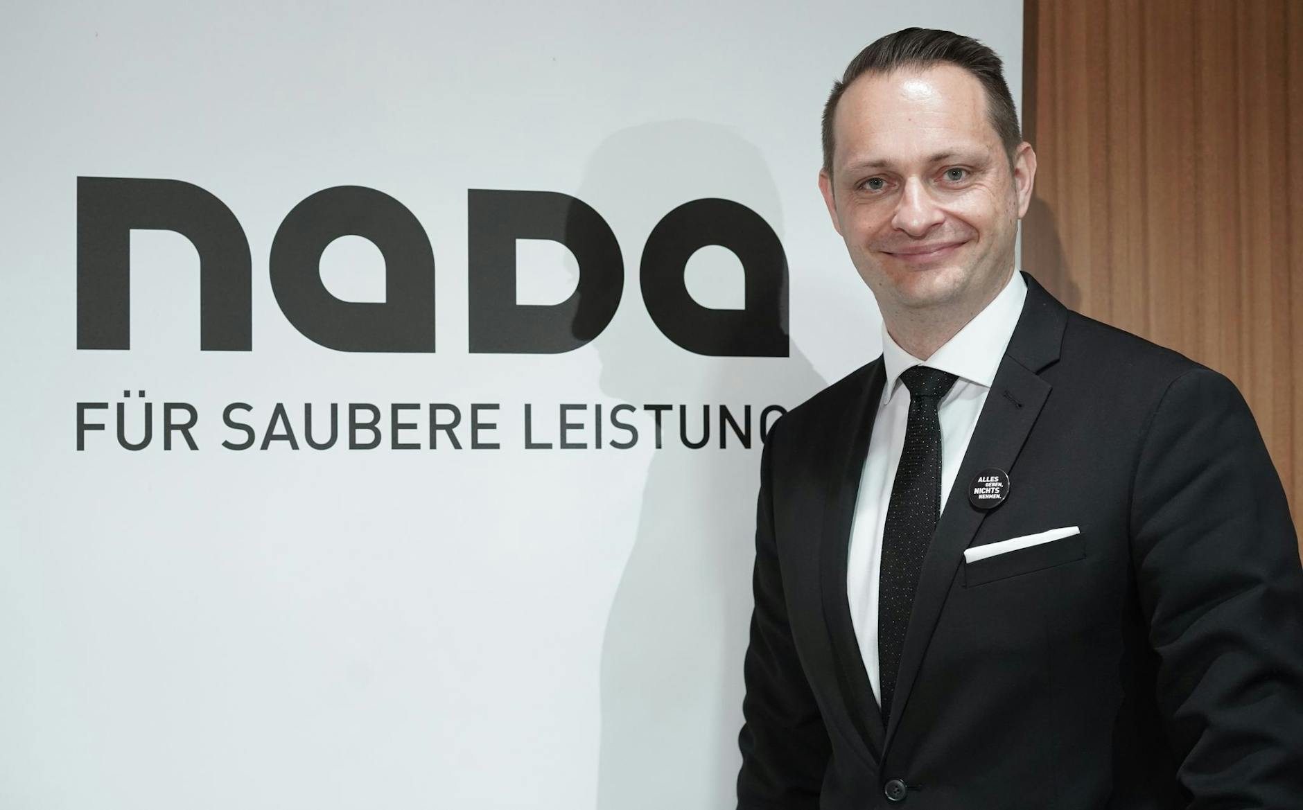 ARCHIV - Nada-Vorstandmitglied Lars Mortsiefer im Jahr 2018 vor dem Nada-Logo.