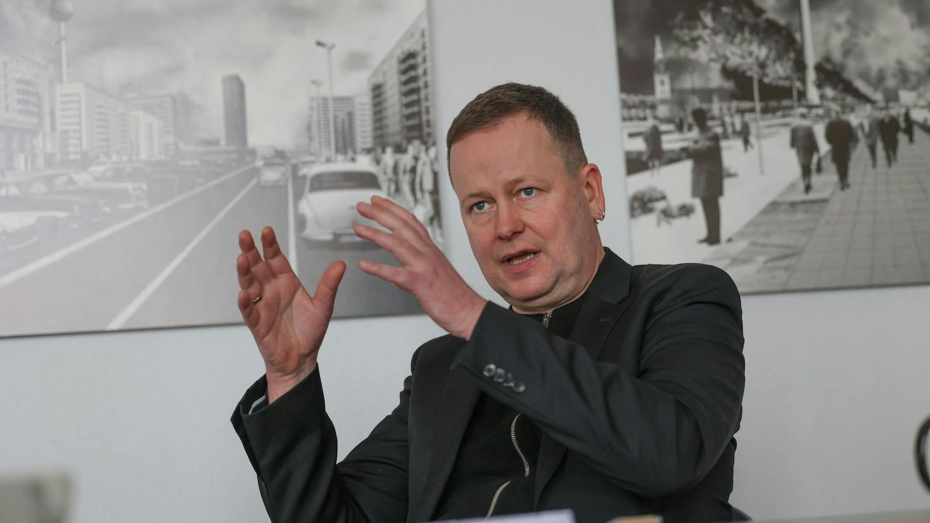 Kultursenator Klaus Lederer im Gespräch. 