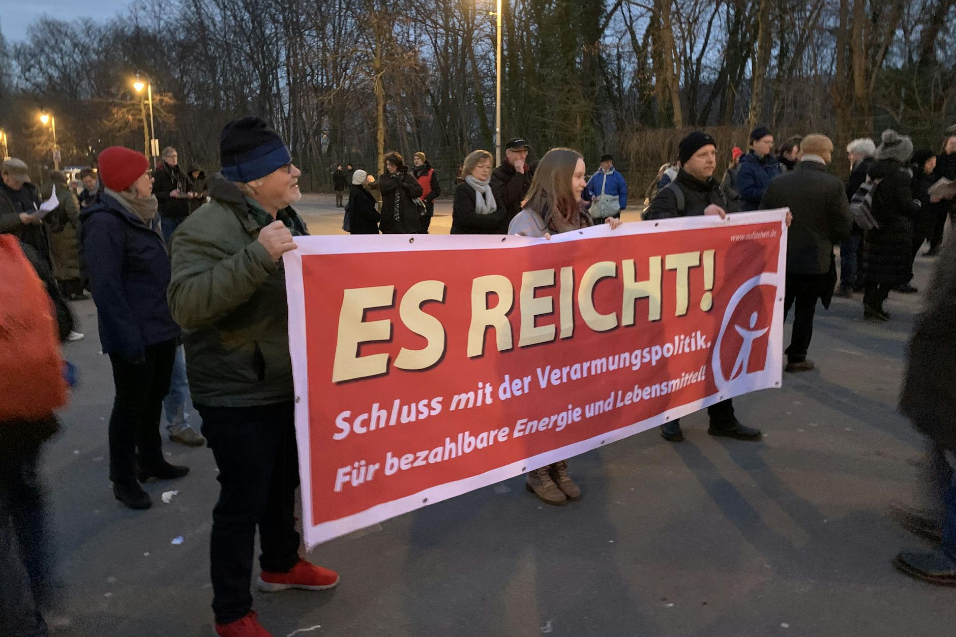 Einige haben Transparente und Flyer des Vereins „Aufstehen“ mitgebracht.