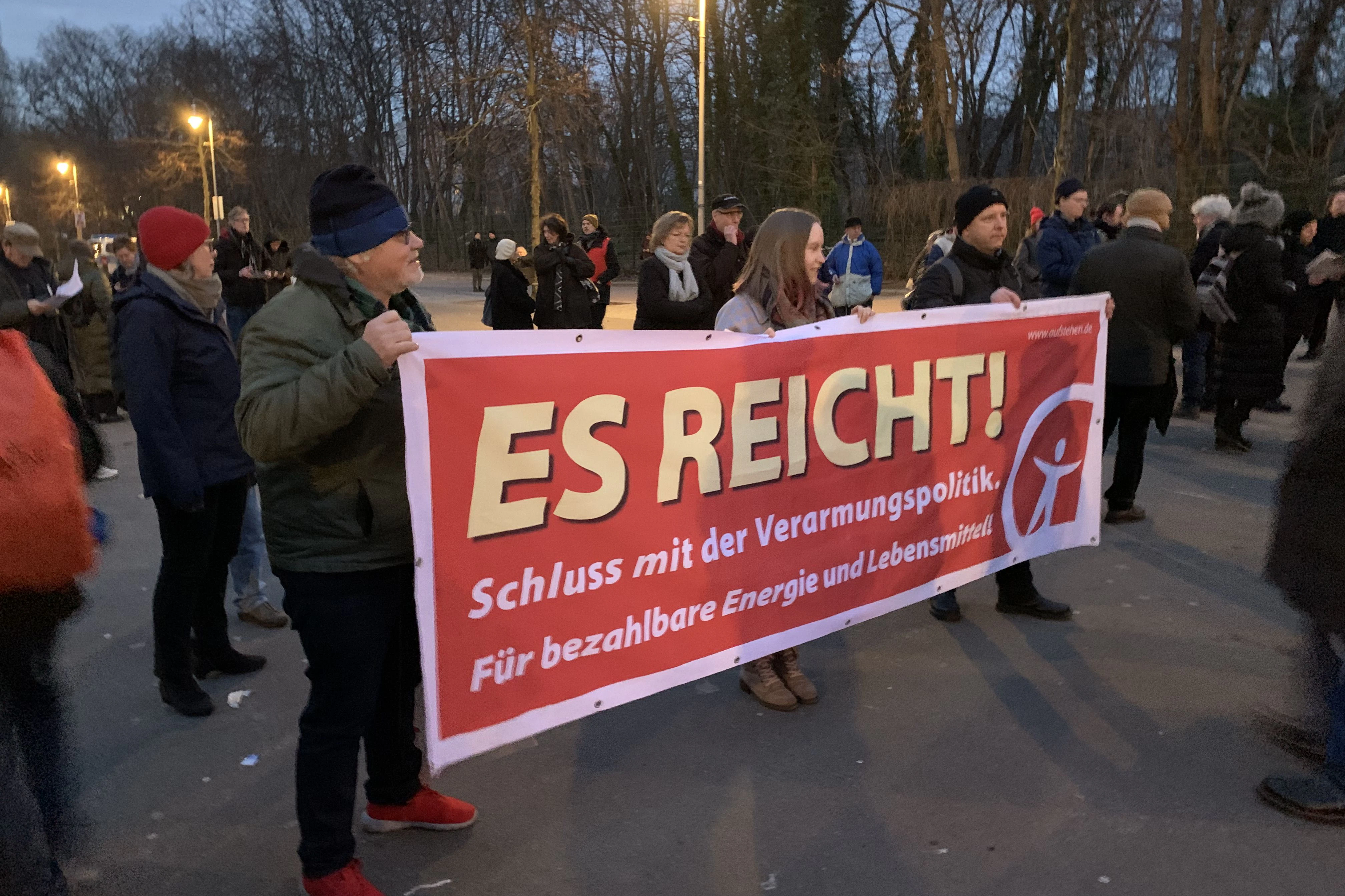 Einige haben Transparente und Flyer des Vereins „Aufstehen“ mitgebracht.
