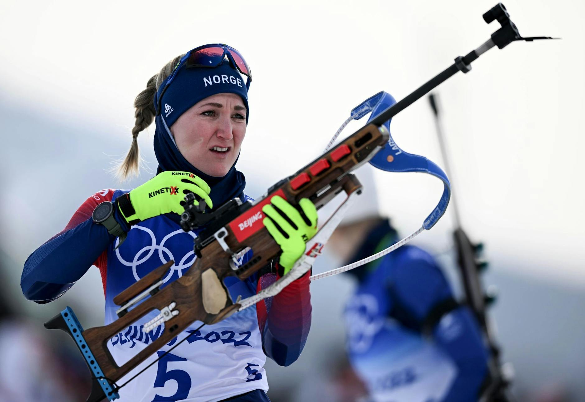 ARCHIV - Die norwegische Biathletin Marte Olsbu Röiseland beim Anschießen. dpa