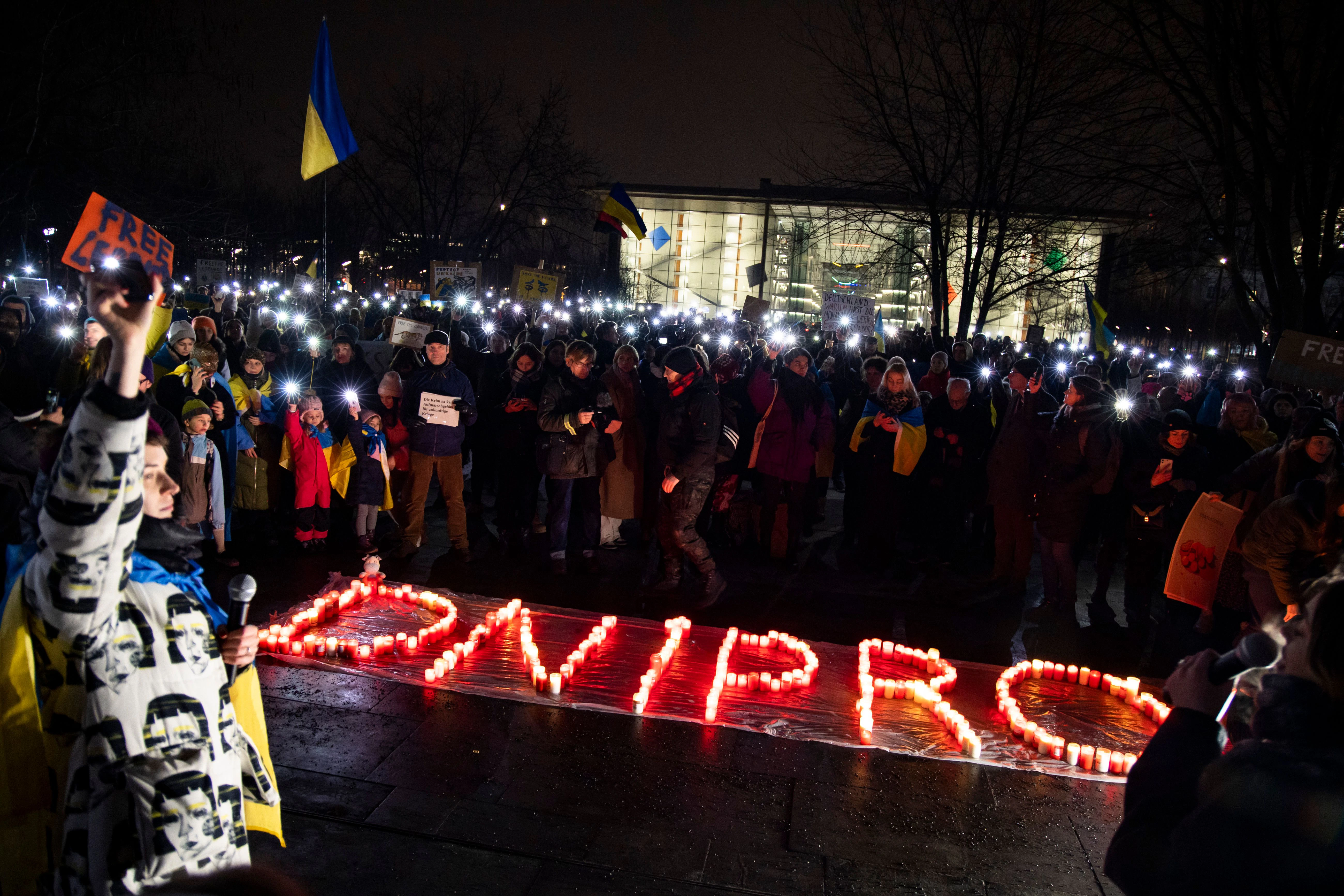 Menschen demonstrieren für die Lieferung von Leopard-Panzer und Waffen an die Ukraine vor dem Kanzleramt in Berlin am 20. Januar 2023.