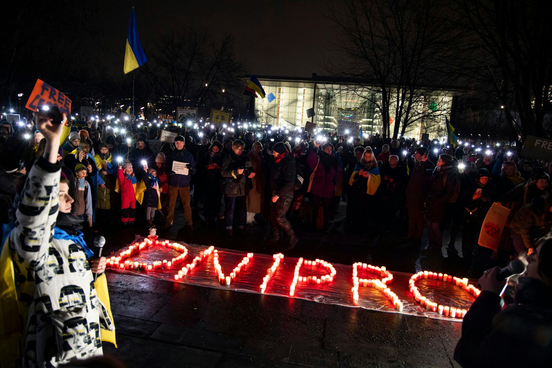 Menschen demonstrieren für die Lieferung von Leopard-Panzer und Waffen an die Ukraine vor dem Kanzleramt in Berlin am 20. Januar 2023.