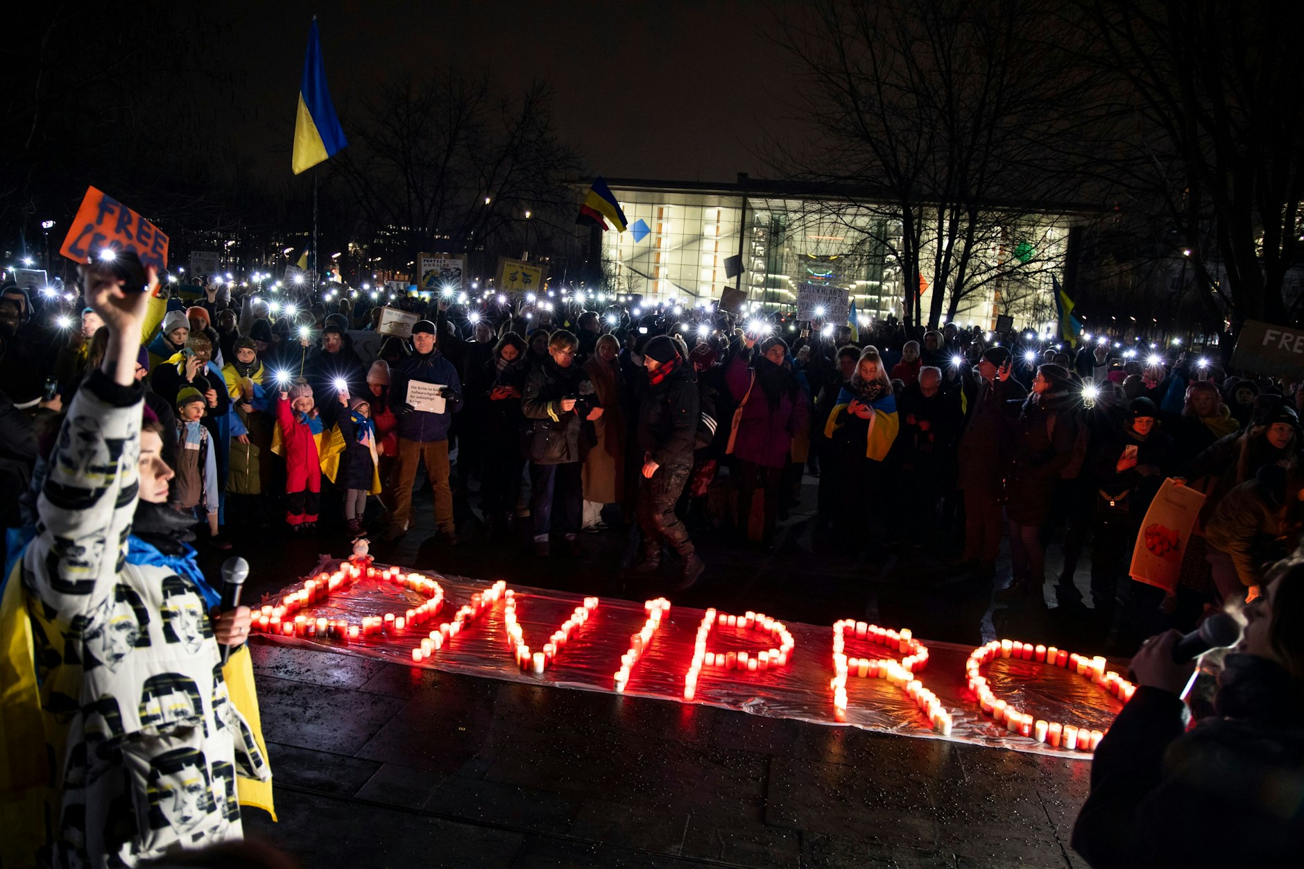 Menschen demonstrieren für die Lieferung von Leopard-Panzer und Waffen an die Ukraine vor dem Kanzleramt in Berlin am 20. Januar 2023.