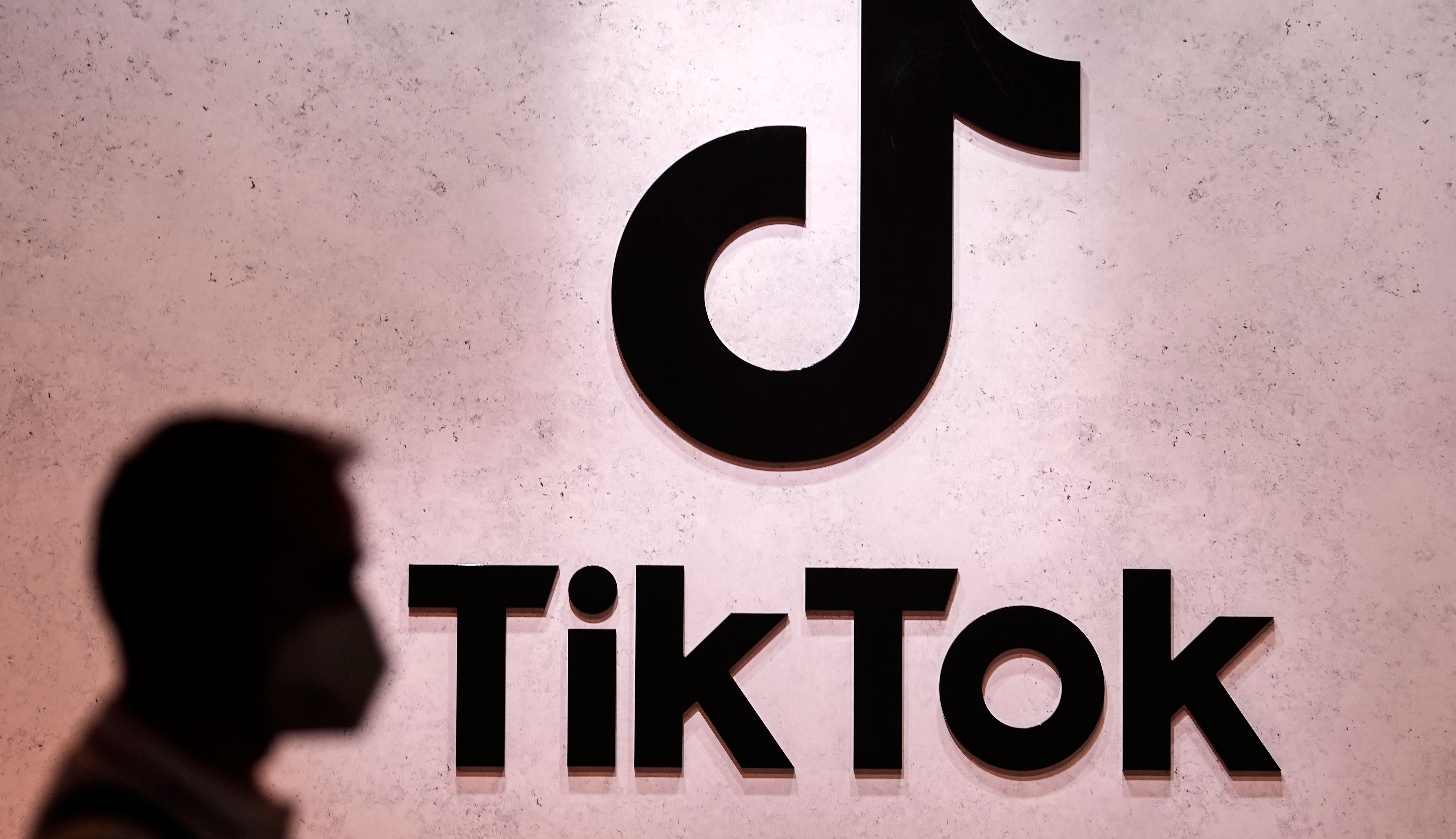 Image - „Lebensbedrohliche Inhalte“: Tödliche Mutproben: Wird TikTok in Europa bald verboten?