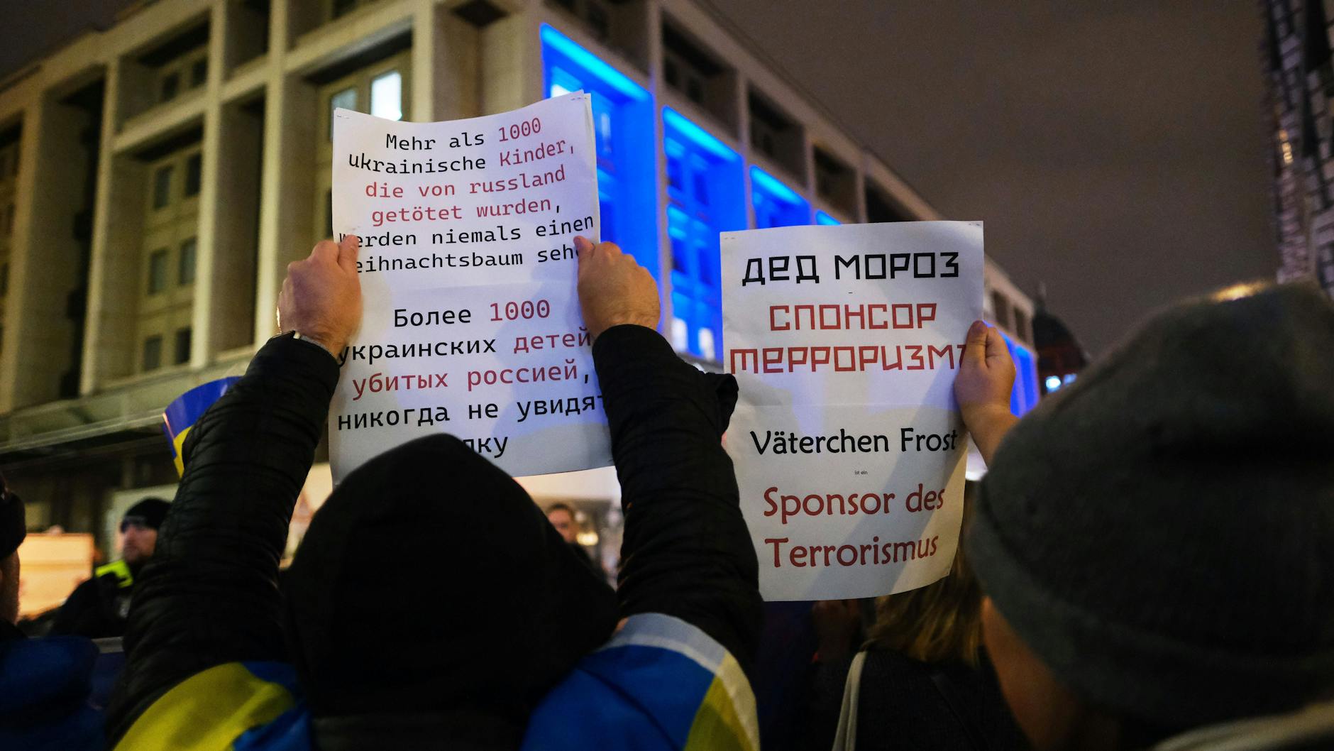 Ukrainer beim Protest gegen ein Fest am Russischen Haus.