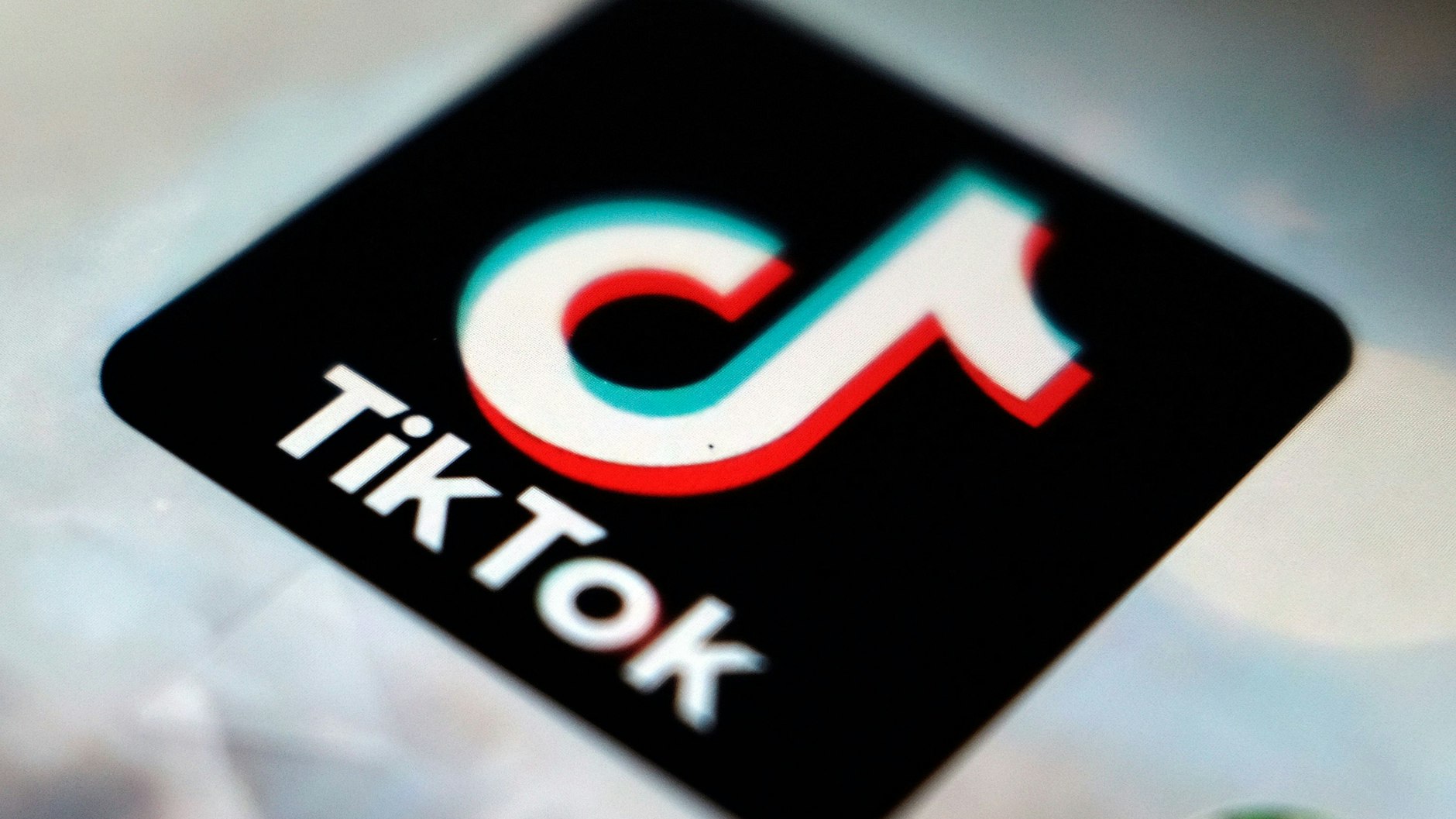 Über TikTok kommen regelmäßig gefährliche Mutproben in Umlauf.
