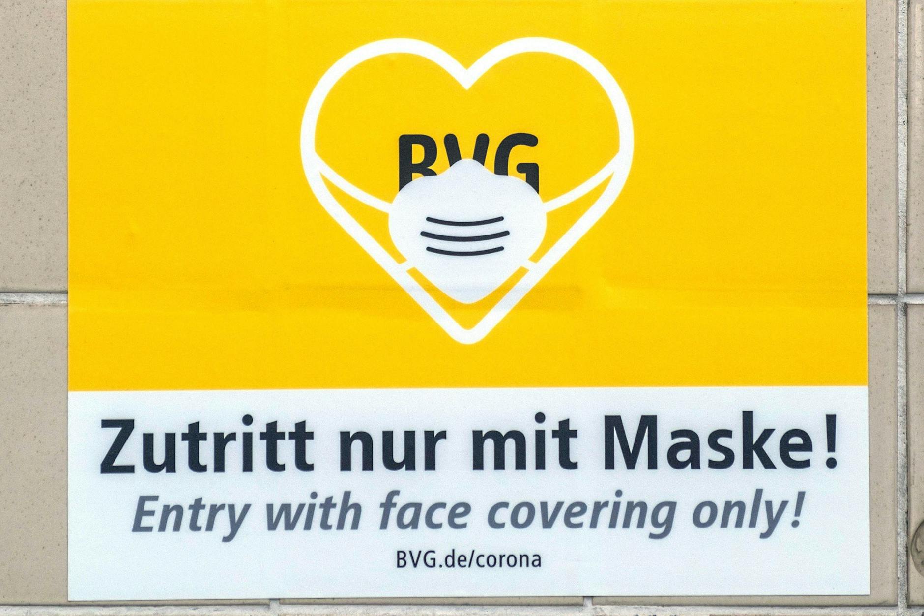 Hinweisschild mit der Aufforderung zum tragen einer Schutzmaske zur Vermeidung von Cornoa-Infektionen. Diese Schilder werden ab 1. Februar schrittweise demontiert. 