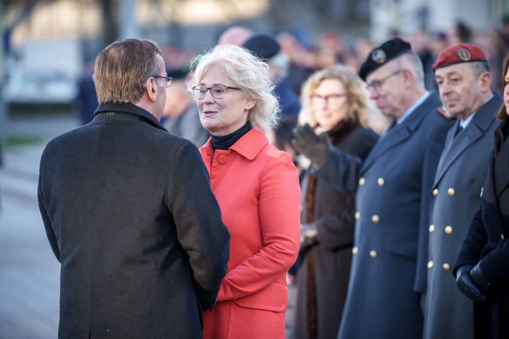 Amtsübergabe: Bundesverteidigungsminister Boris Pistorius im Gespräch mit seiner Vorgängerin Christine Lambrecht.  