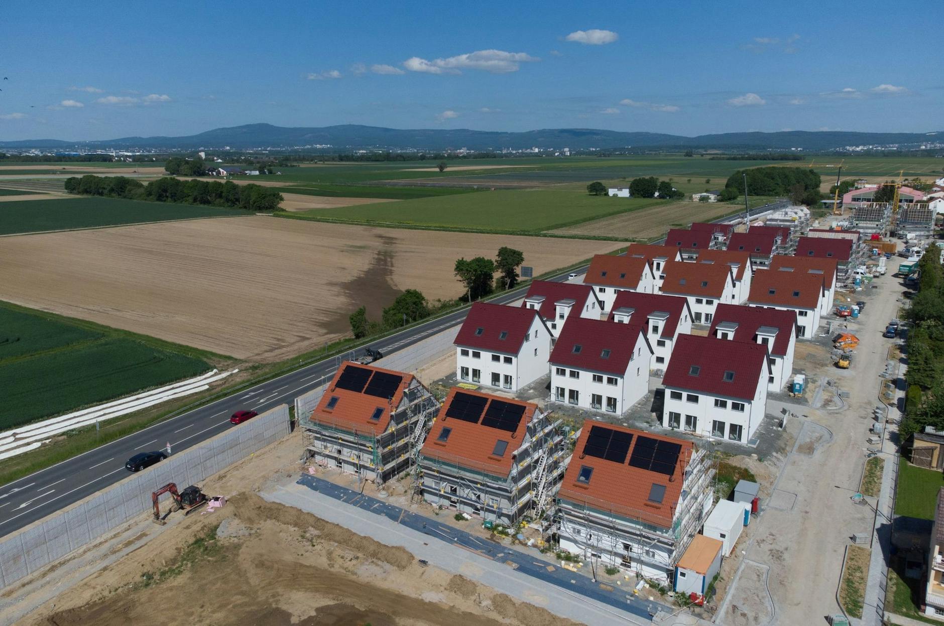 ARCHIV - Der Traum vom Eigenheim ist für viele Haushalte mittlerer Einkommen vorerst geplatzt.