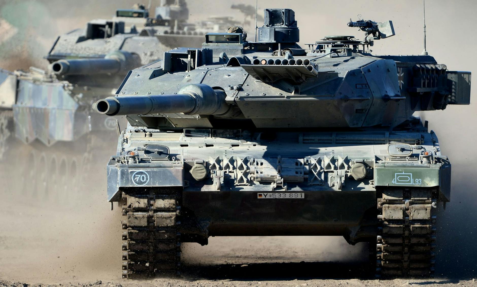 ARCHIV - Ein Leopard-Kampfpanzer vom Typ 2A6.