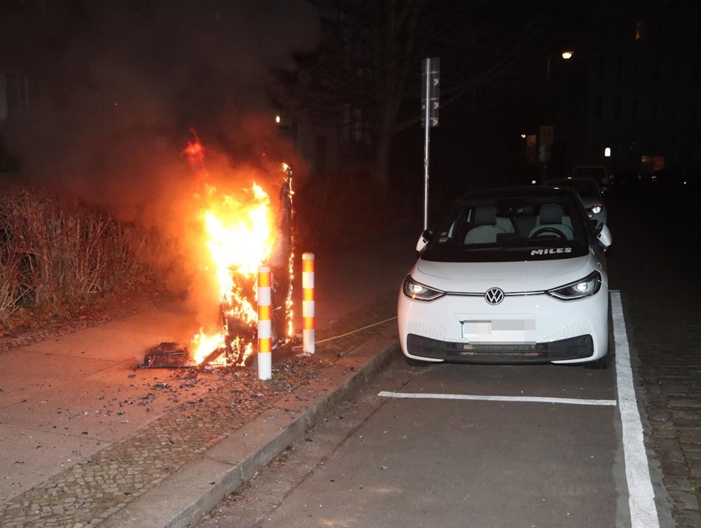 Kreuzberg: Ladesäule für Elektroautos brennt komplett aus