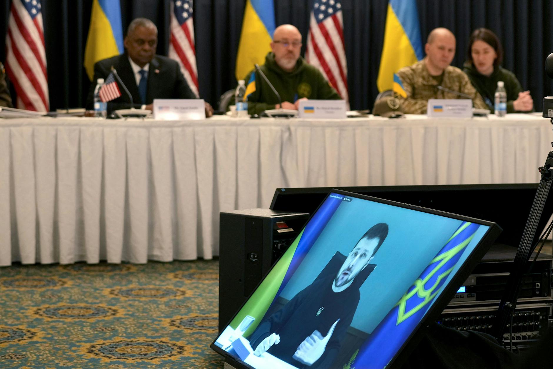 US-Verteidigungsminister Lloyd Austin nimmt an der Eröffnungsrede des Präsidenten der Ukraine, Wolodymyr Selenskyj (auf Videoleinwand) während des Treffens der ukrainischen Sicherheitskontaktgruppe auf der Ramstein Air Base in Ramstein, Deutschland, den 20.01.2023.