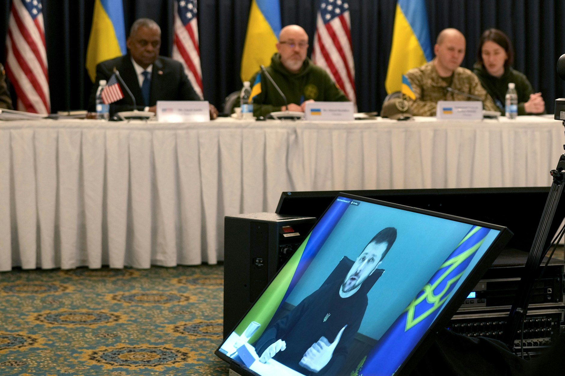 US-Verteidigungsminister Lloyd Austin nimmt an der Eröffnungsrede des Präsidenten der Ukraine, Wolodymyr Selenskyj (auf Videoleinwand) während des Treffens der ukrainischen Sicherheitskontaktgruppe auf der Ramstein Air Base in Ramstein, Deutschland, den 20.01.2023.