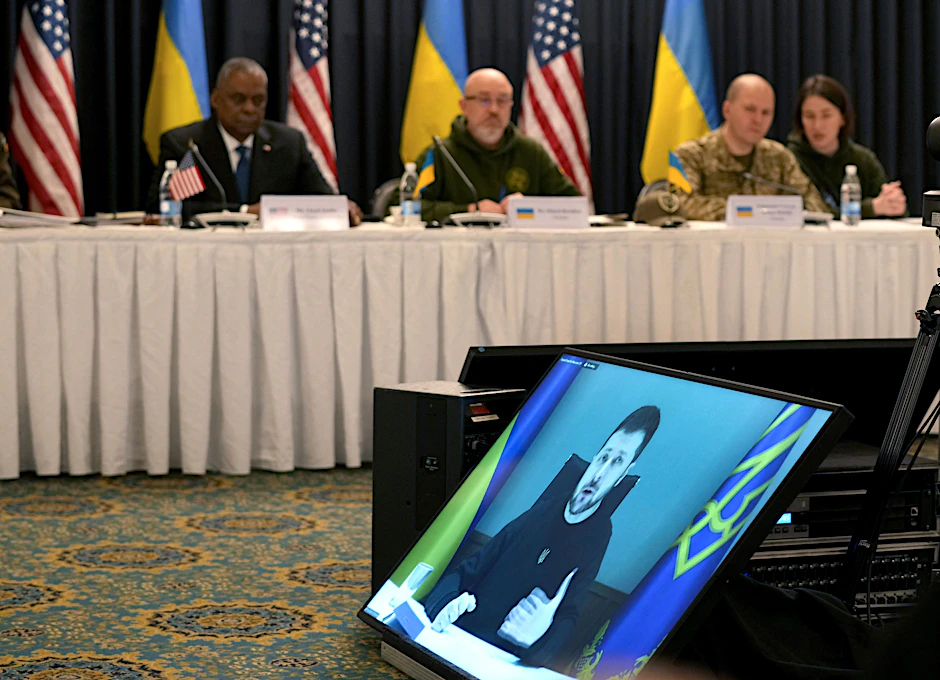 US-Verteidigungsminister Lloyd Austin nimmt an der Eröffnungsrede des Präsidenten der Ukraine, Wolodymyr Selenskyj (auf Videoleinwand) während des Treffens der ukrainischen Sicherheitskontaktgruppe auf der Ramstein Air Base in Ramstein, Deutschland, den 20.01.2023.