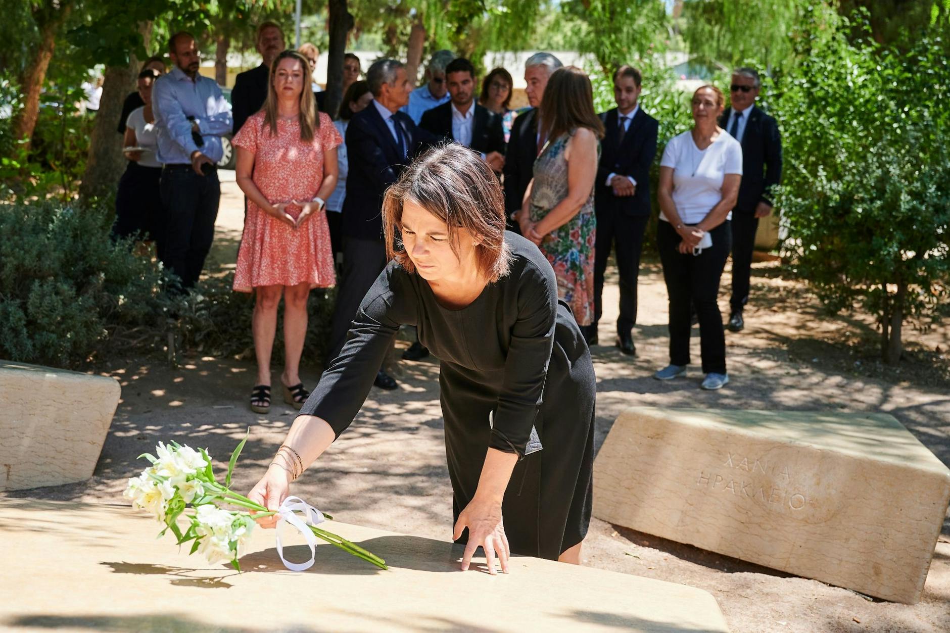 Außenministerin Annalena Baerbock legt Blumen am Athener Holocaust-Mahnmal nieder. 