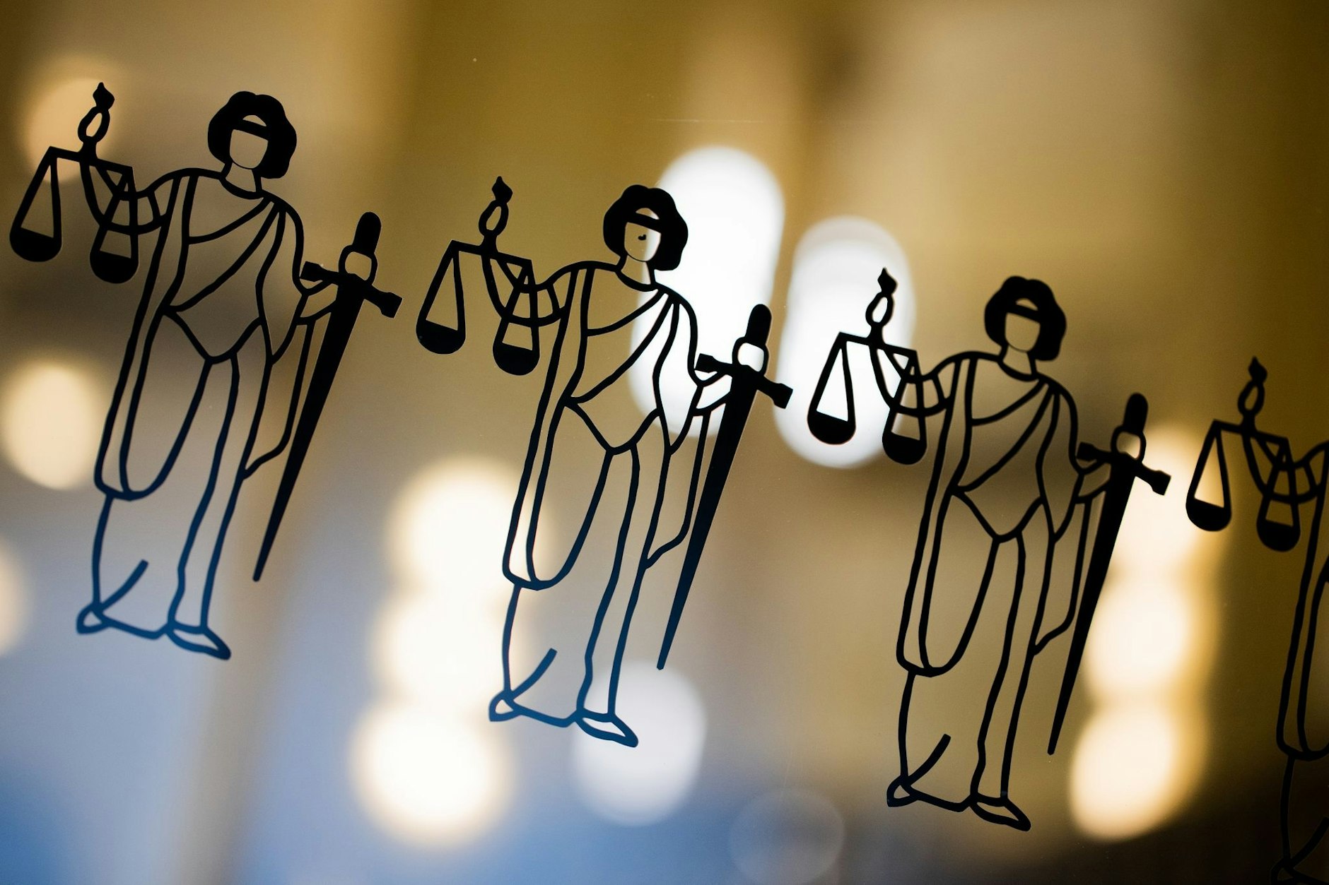 Die Justitia ist an einer Scheibe am Eingang zum Oberlandesgericht zu sehen. In Berlin ist ein Mann wegen des jahrelangen Missbrauchs von Kindern verurteilt worden.