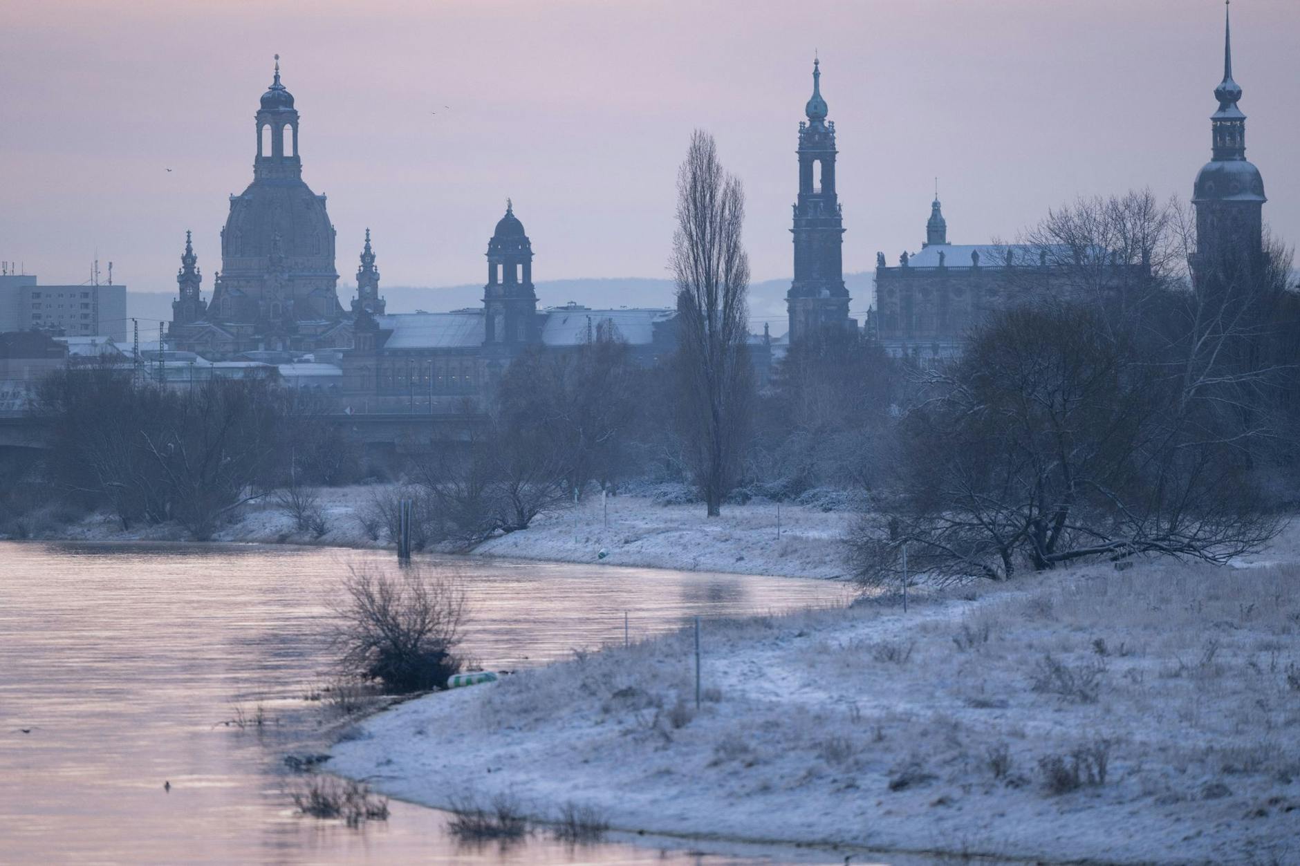 Sonnenaufgang über Dresden: Im Hintergrund die Kulisse der Altstadt mit der Frauenkirche (l.), dem Ständehaus, der Katholischen Hofkirche und dem Hausmannsturm.