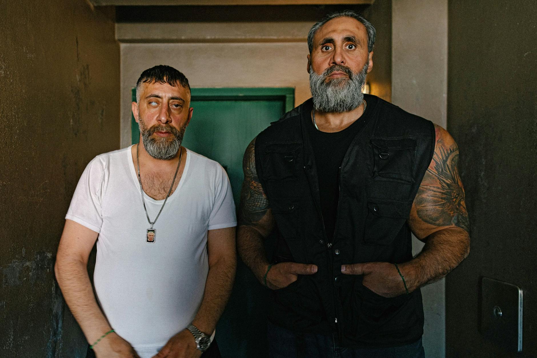 Szene aus der neuen Gangster Serie „Asbest“: Die Kurden (Kida Khodr Ramadan, l. und Issa Alaaeddine) haben im Knast das Sagen.