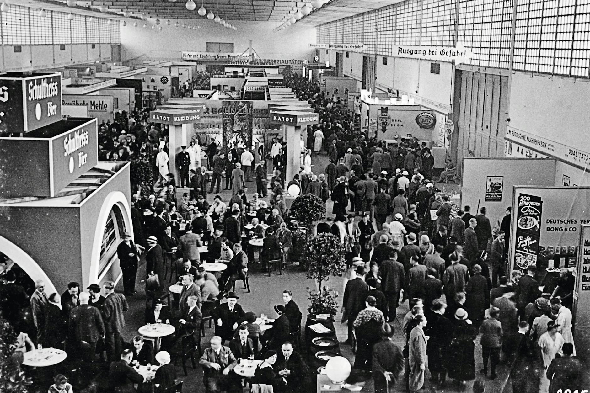 Ein Bier zur Stärkung: das Messeleben im Jahr 1935.