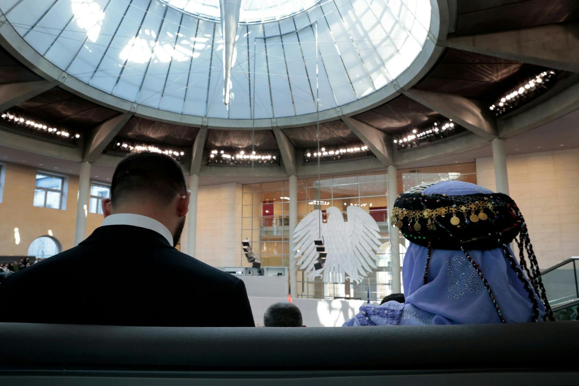 dpatopbilder - Mitglieder einer Delegation des Zentralrates der Jesiden in Deutschland verfolgen auf der Besuchertribüne des Deutschen Bundestages die Debatte im Plenum. Das Parlament hat die Massaker der Terrormiliz Islamischer Staat an den Jesidinnen und Jesiden als Völkermord anerkannt.