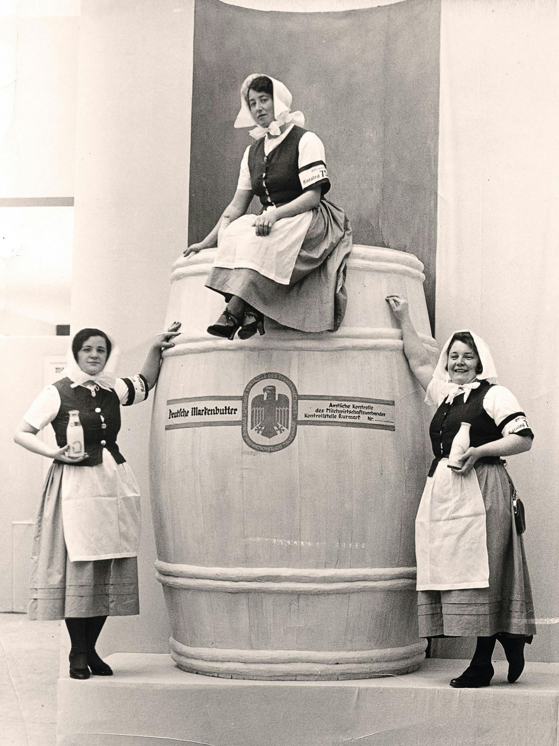 1934 verblüffte auf der Grünen Woche das größte Butterfass Deutschlands die Besucher.