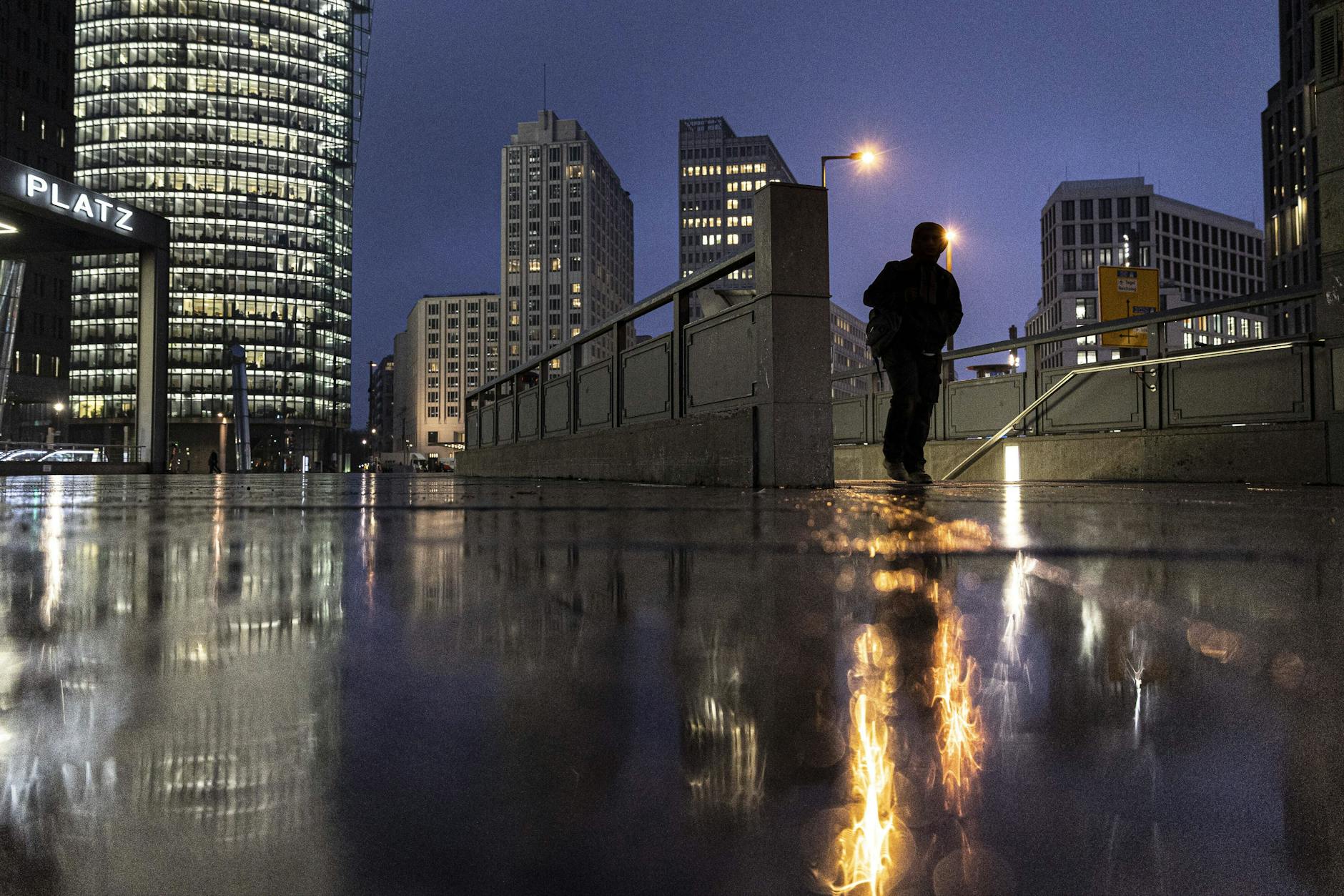 Der Potsdamer Platz zeichnet sich ab bei blauer Stunde in Berlin, 10.1.2022.