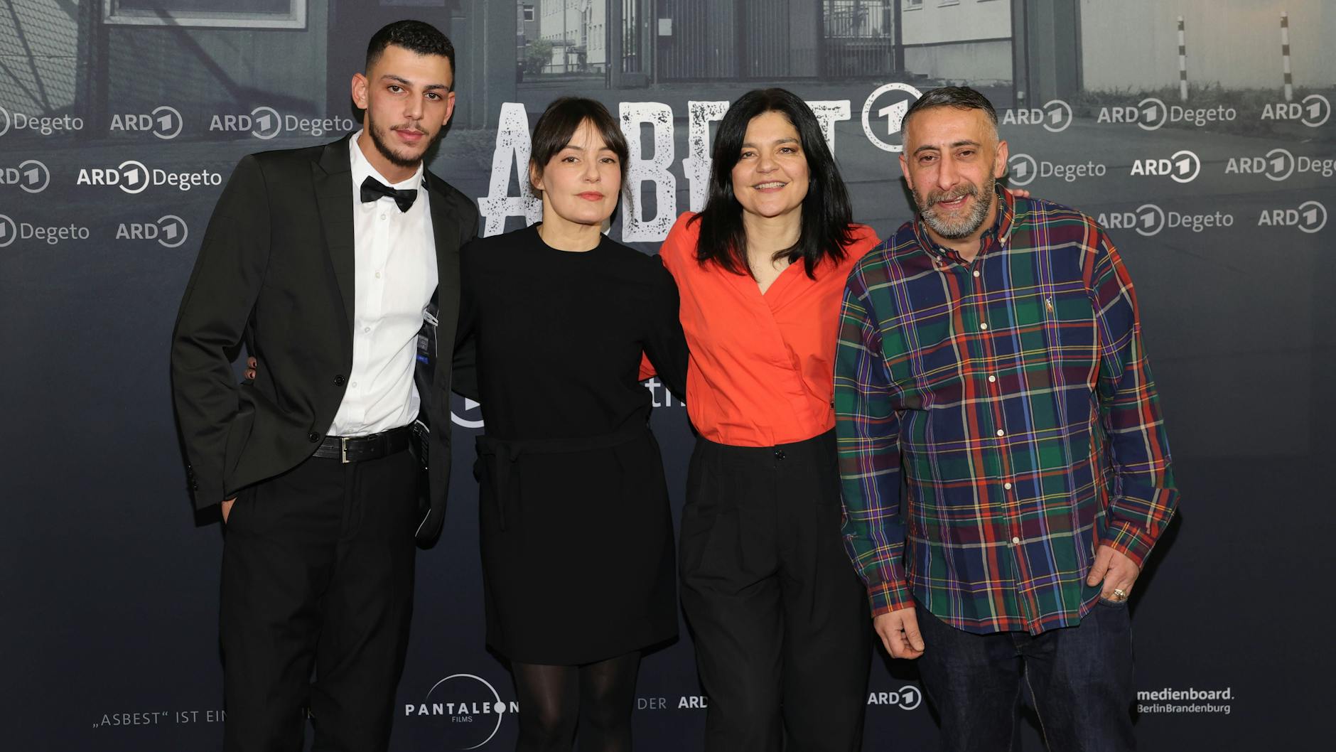 Xidir Koder Alian, Nicolette Krebitz, Jasmin Tabatabai und Regisseur Kida Ramadan (v.l.) bei der Premiere der fünfteiligen ARD-Degeto-Serie „Asbest“.