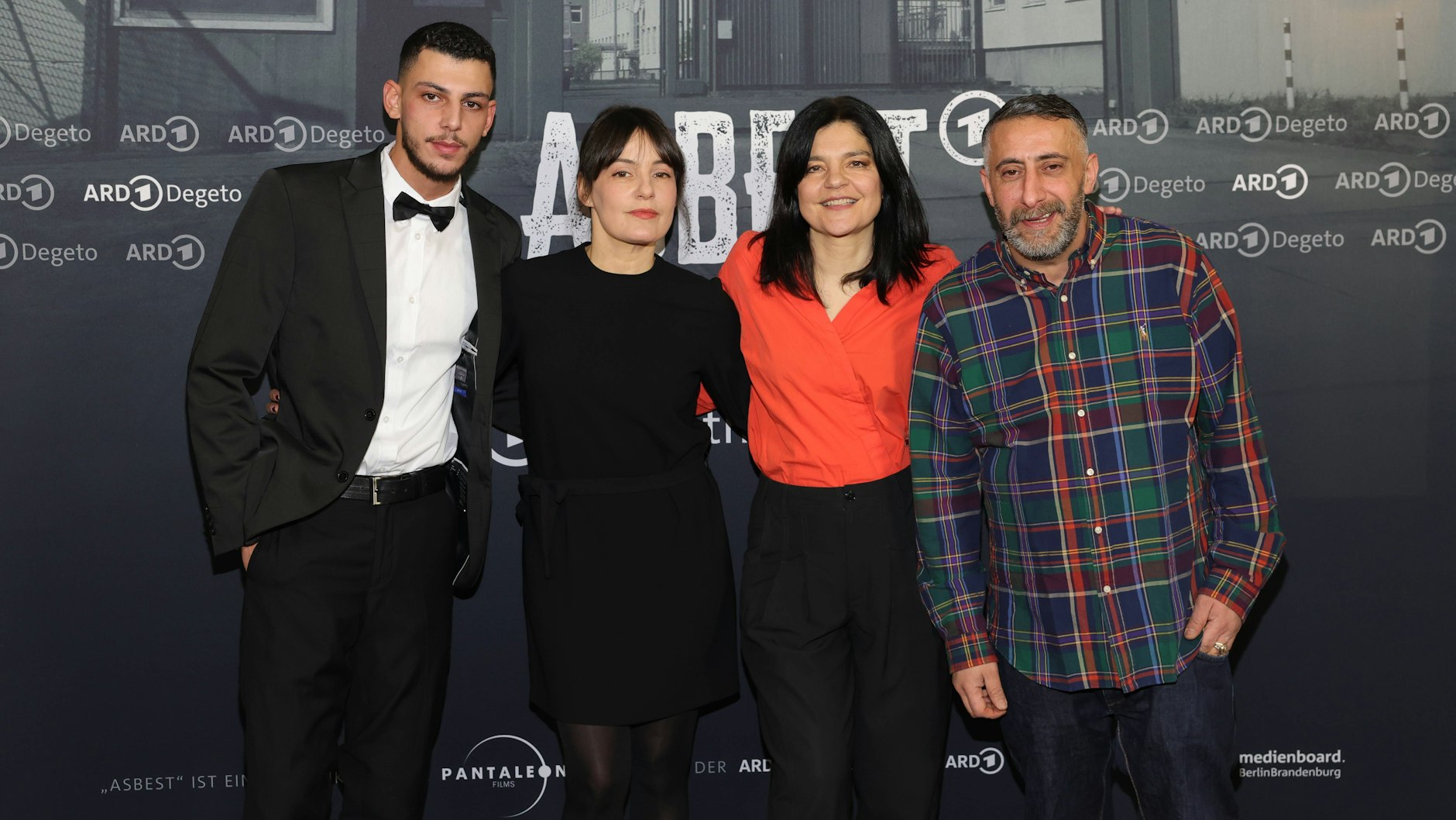 Xidir Koder Alian, Nicolette Krebitz, Jasmin Tabatabai und Regisseur Kida Ramadan (v.l.) bei der Premiere der fünfteiligen ARD-Degeto-Serie „Asbest“.