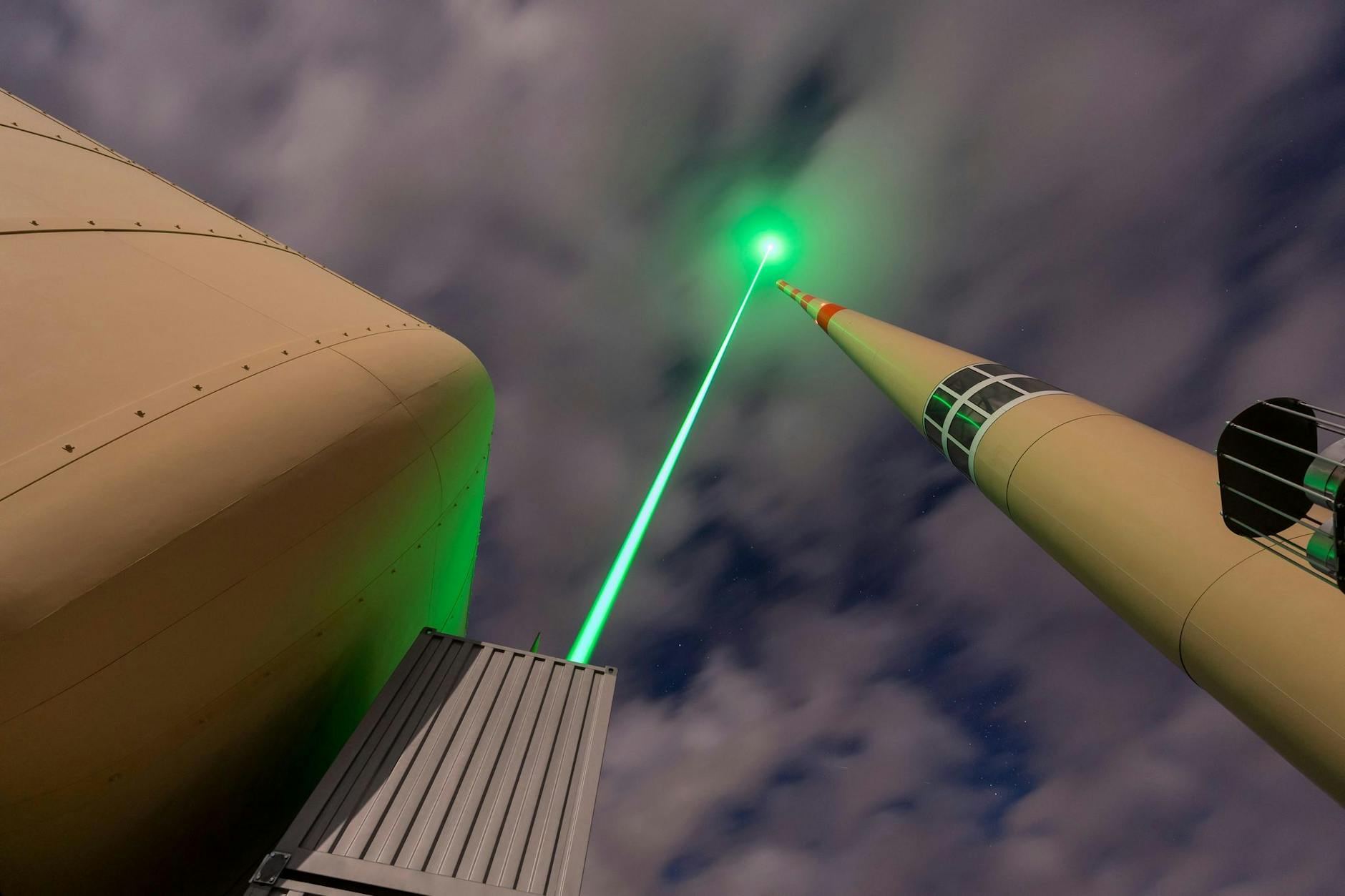 HANDOUT - Ein Laser kann bei einem Gewitter Blitzentladungen zu einem Blitzableiter führen.