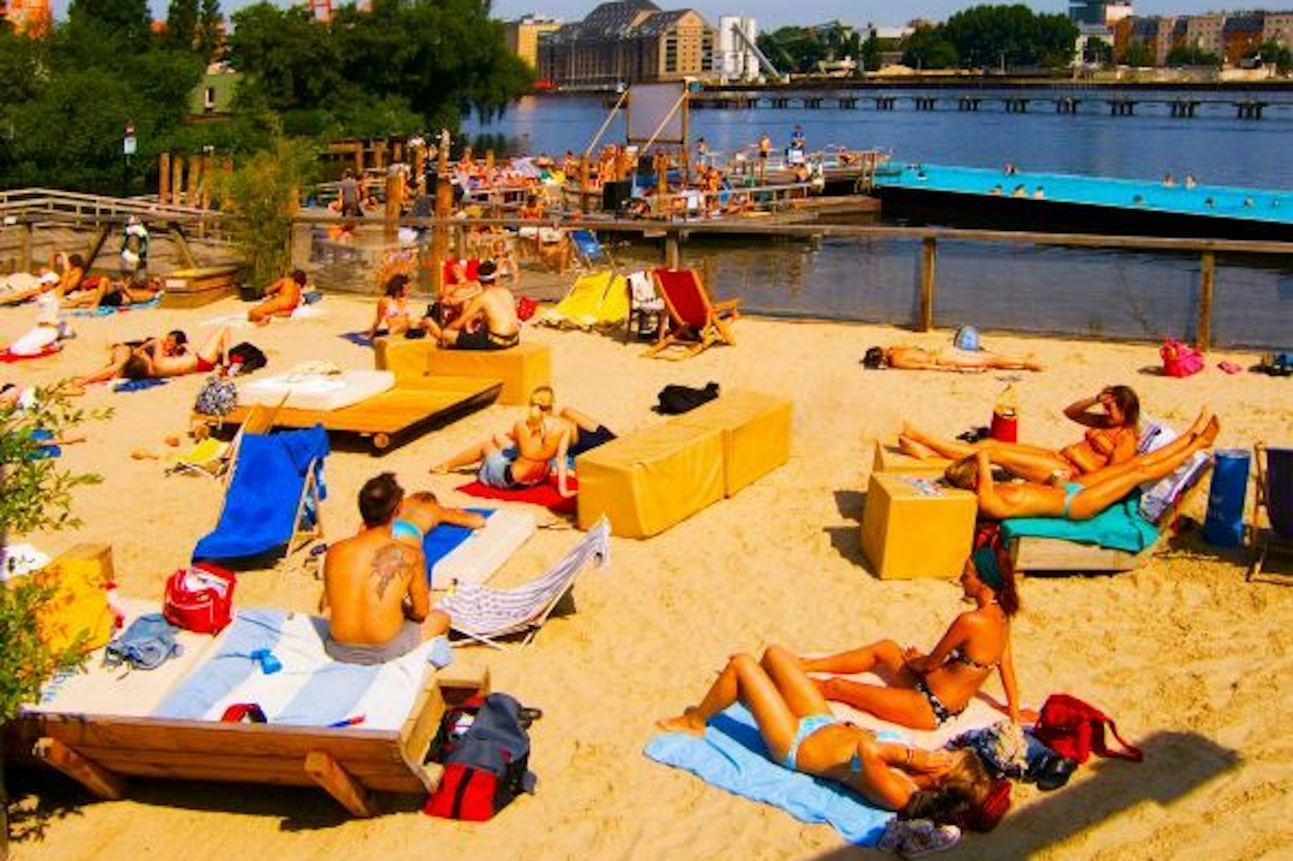 Der Juni 2024 wird heiß und das nicht nur wegen der Fußball EM. Erfreuen Sie sich am Sandstrand beim Badeschiff der Arena oder bei einem unserer Empfehlungen.