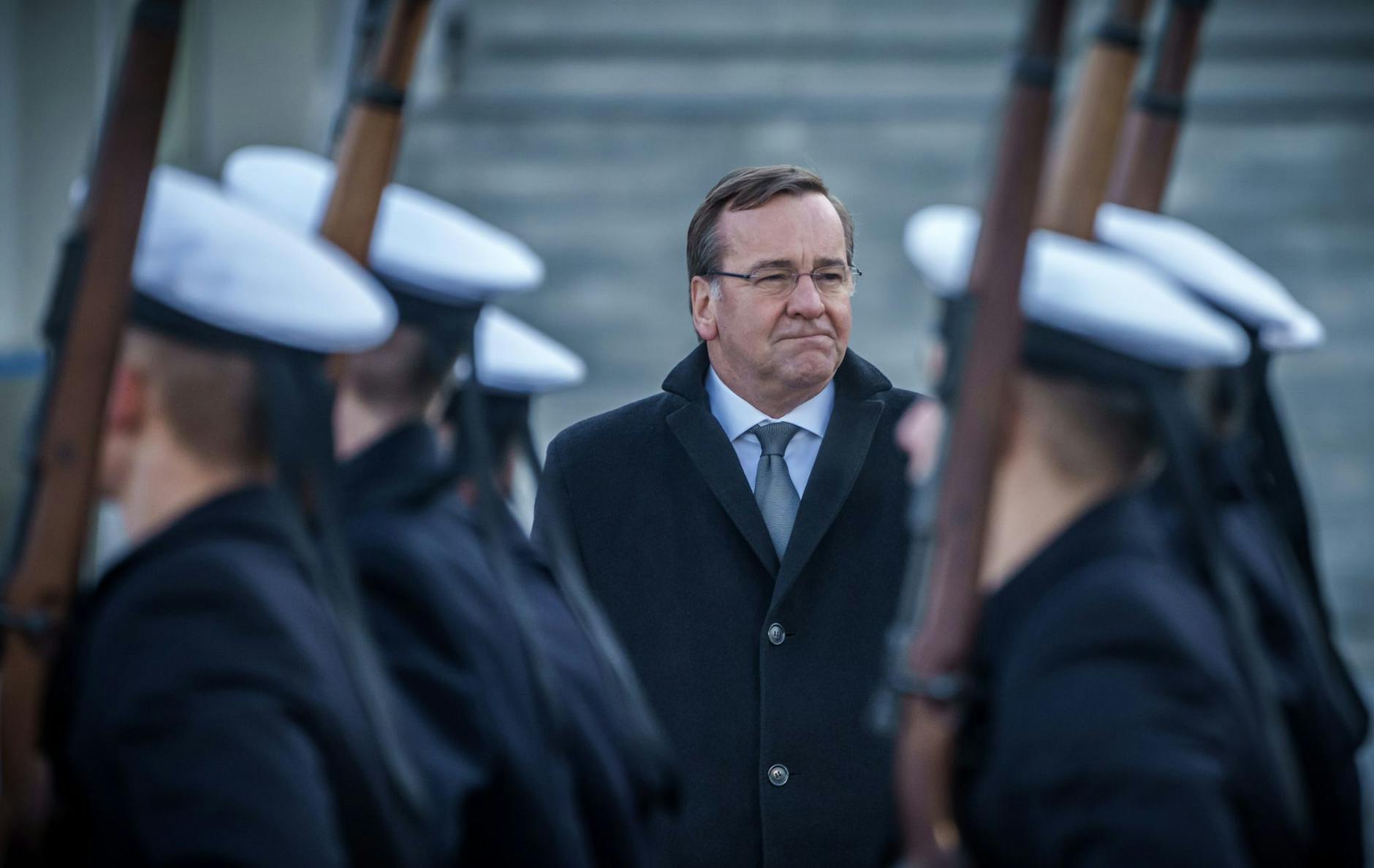 Boris Pistorius wird im Bendlerblock mit militärischen Ehren empfangen.